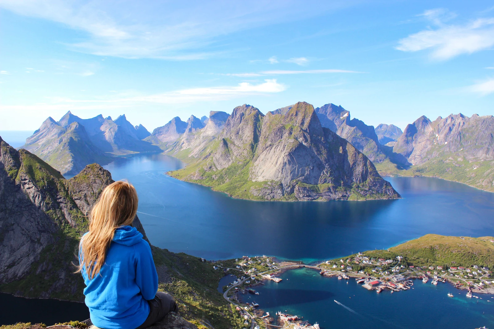 Au sommet de Reinebringen dans les iles Lofoten, Norvège