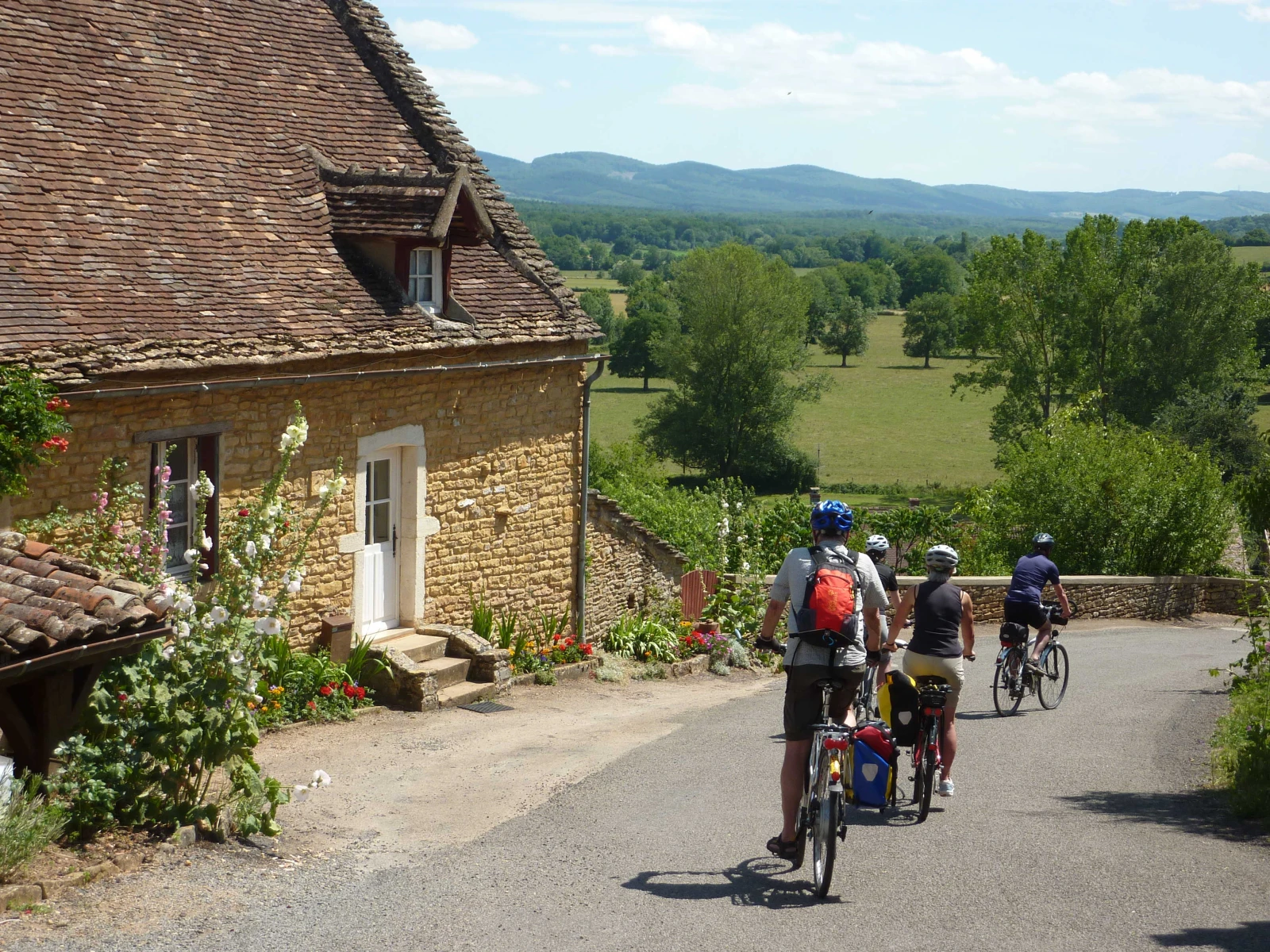 cyclistes dans un village en bourgogne sud