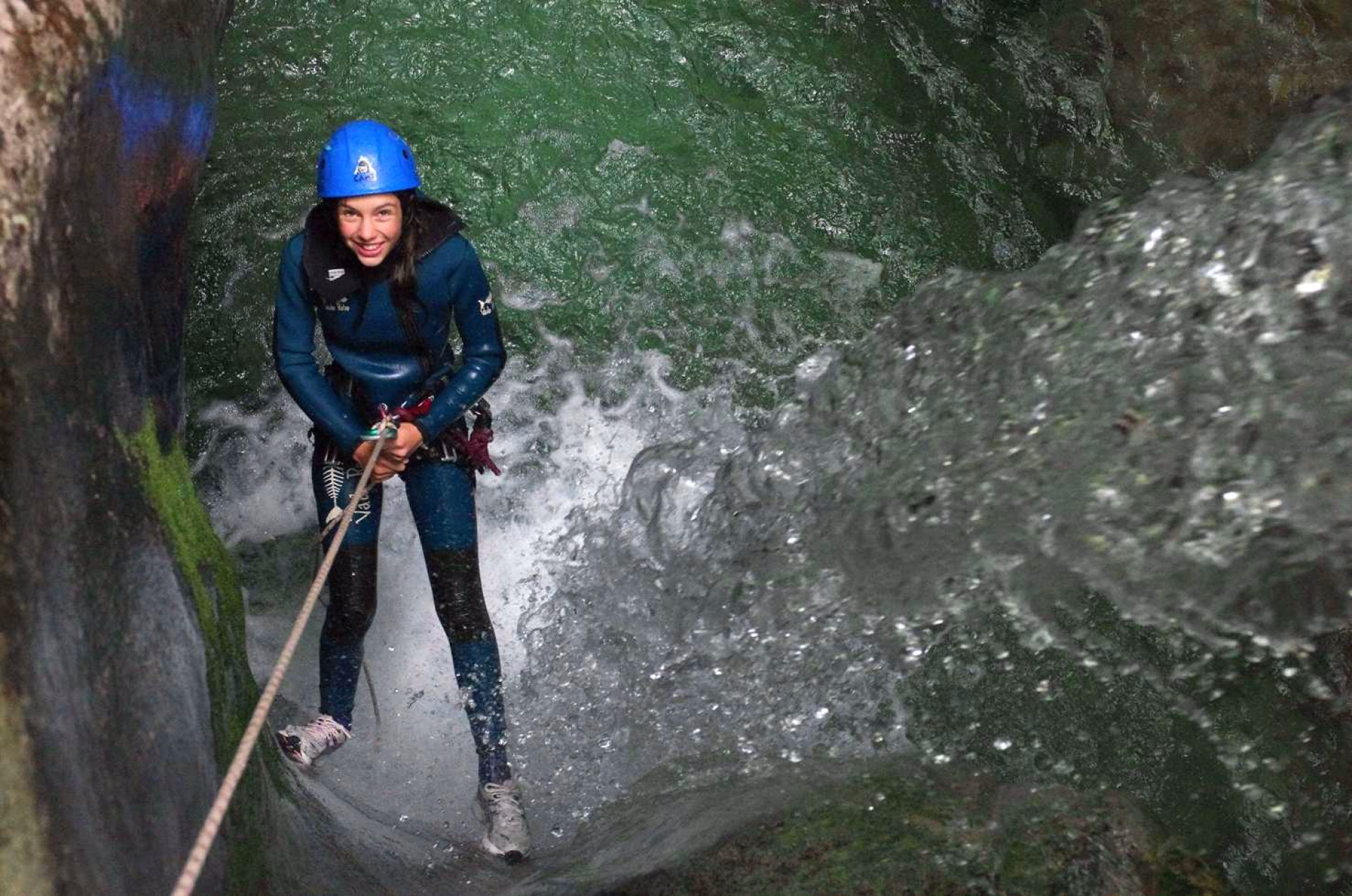 Adolescente descendant en rappel