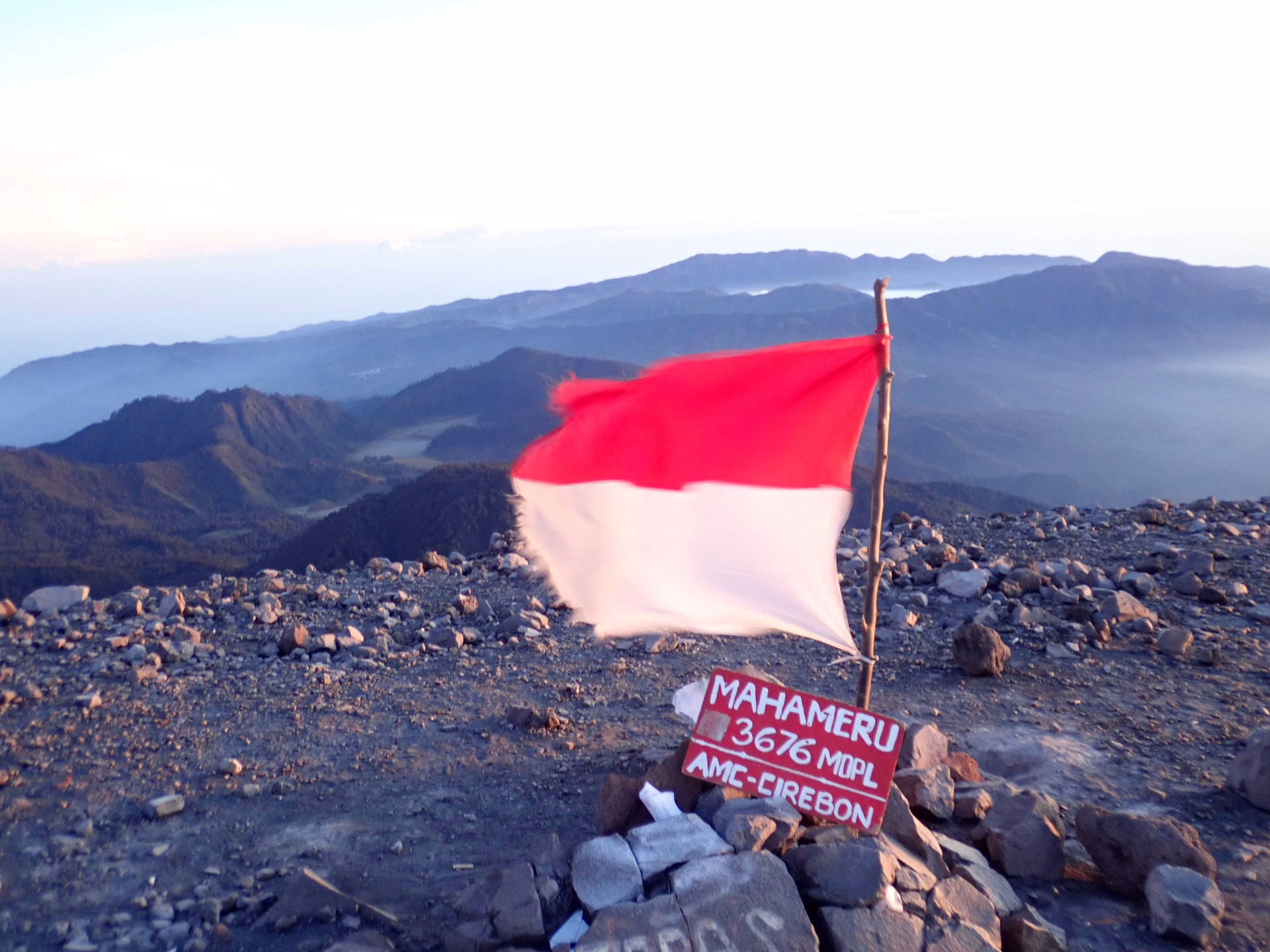 Au somment du volcan Semeru ou Mahameru