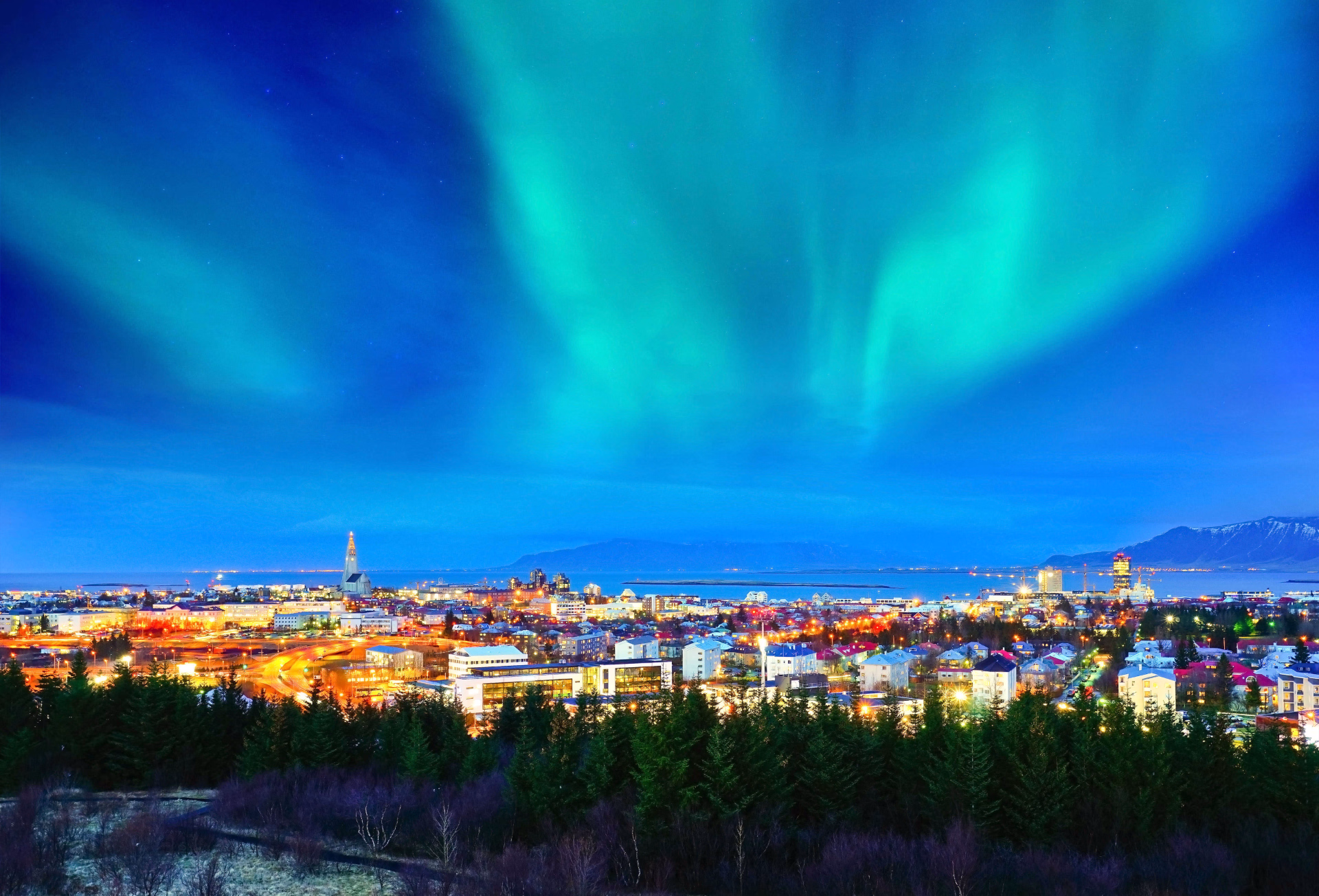 Aurore Boréale au dessus de la ville de Reykjavik