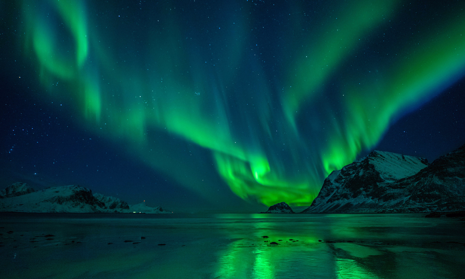 Aurores boréales sur la plage des îles Lofoten en Norvège