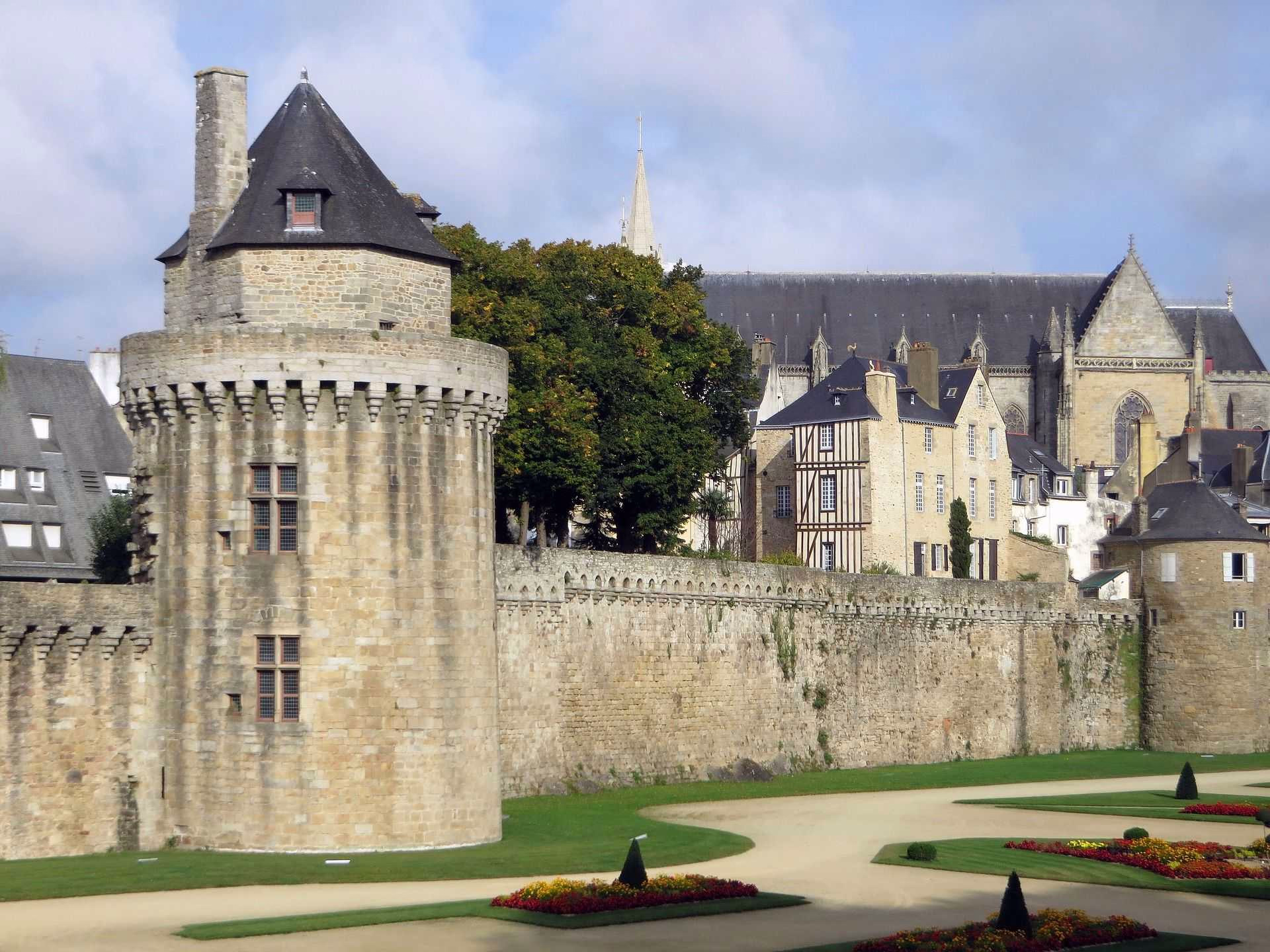Balade autour des remparts fleuris de Vannes