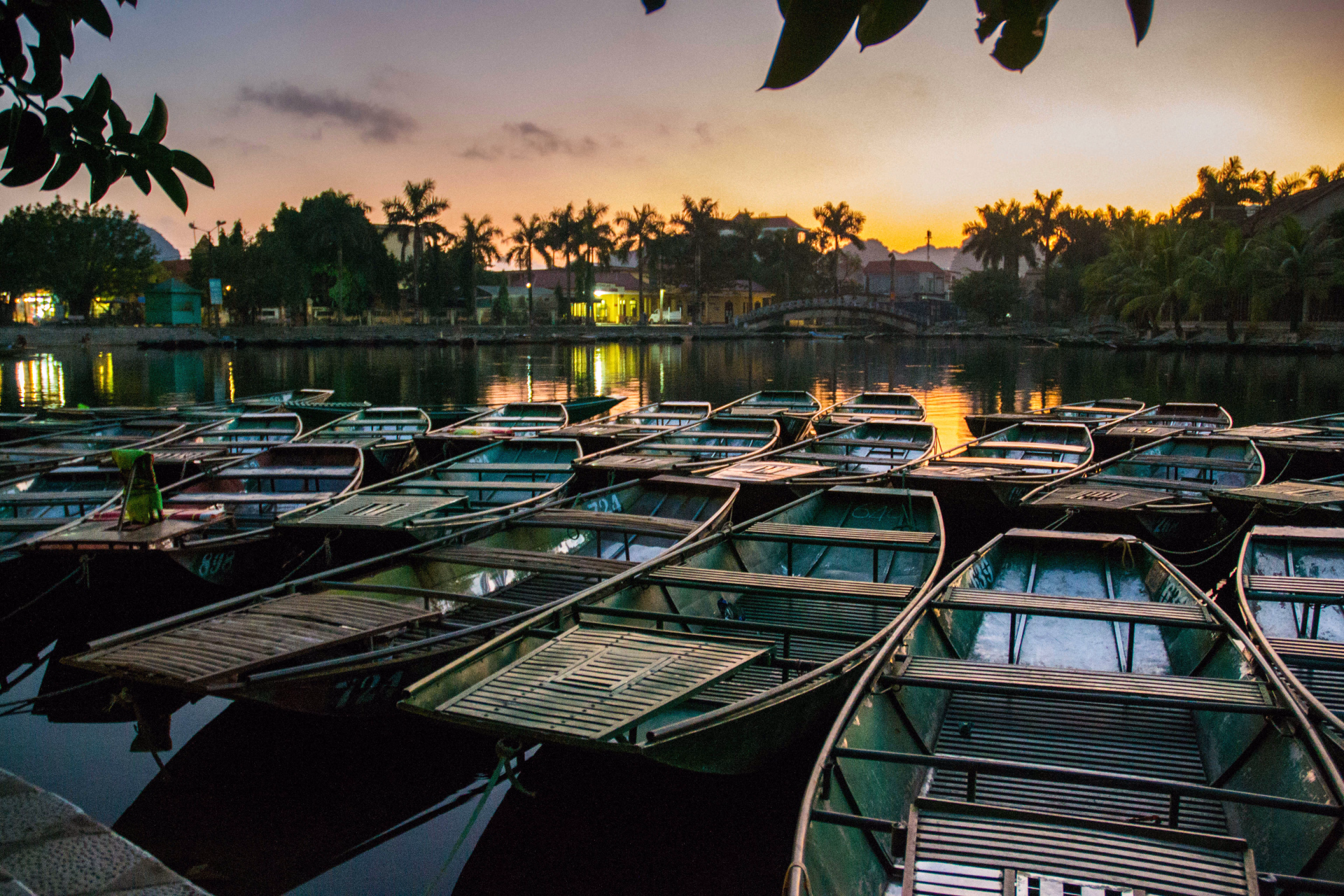 Barques dans la baie d'Ha Long terrestre, Vietnam
