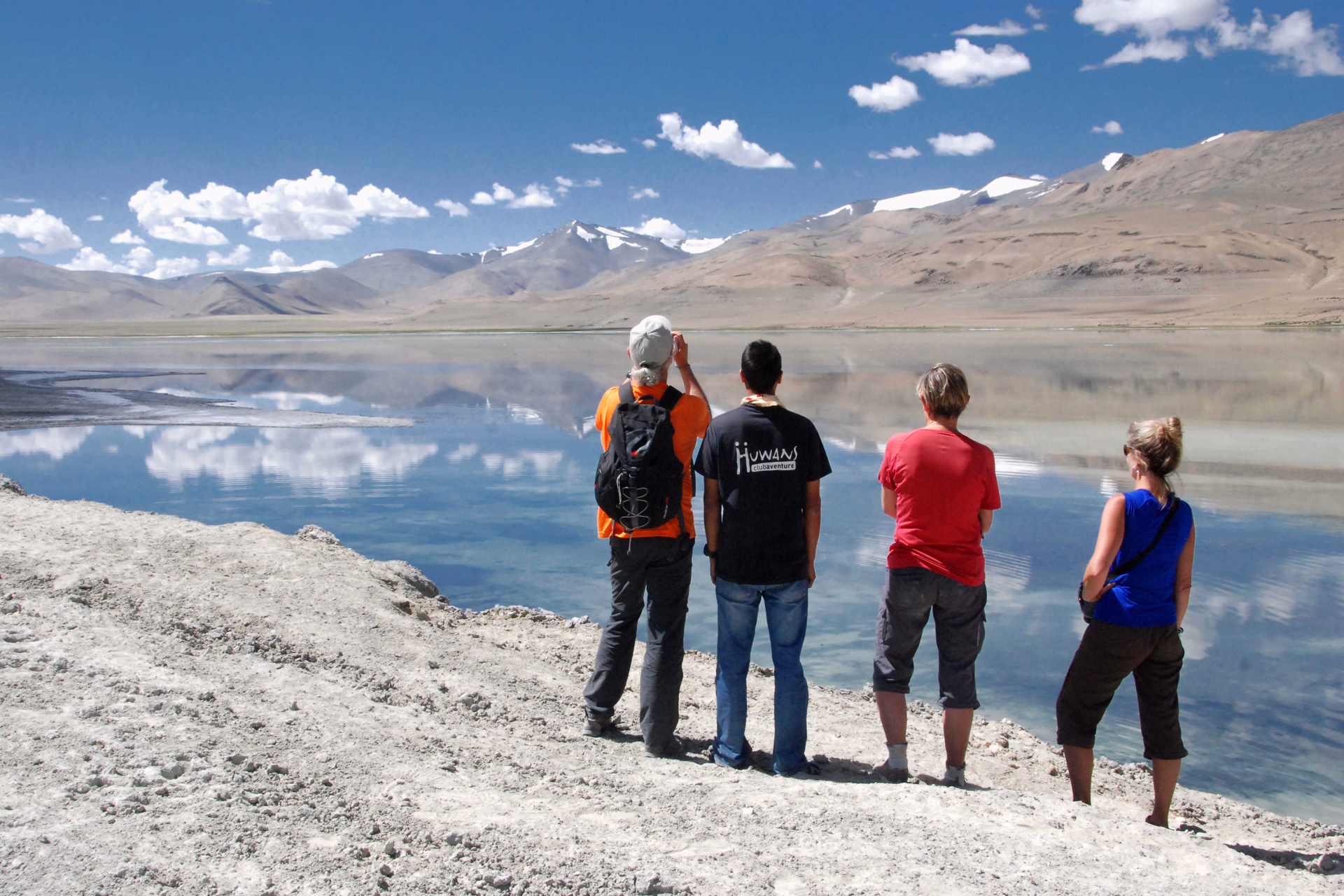 Contemplation des montagnes et du lac en Inde Himalayenne