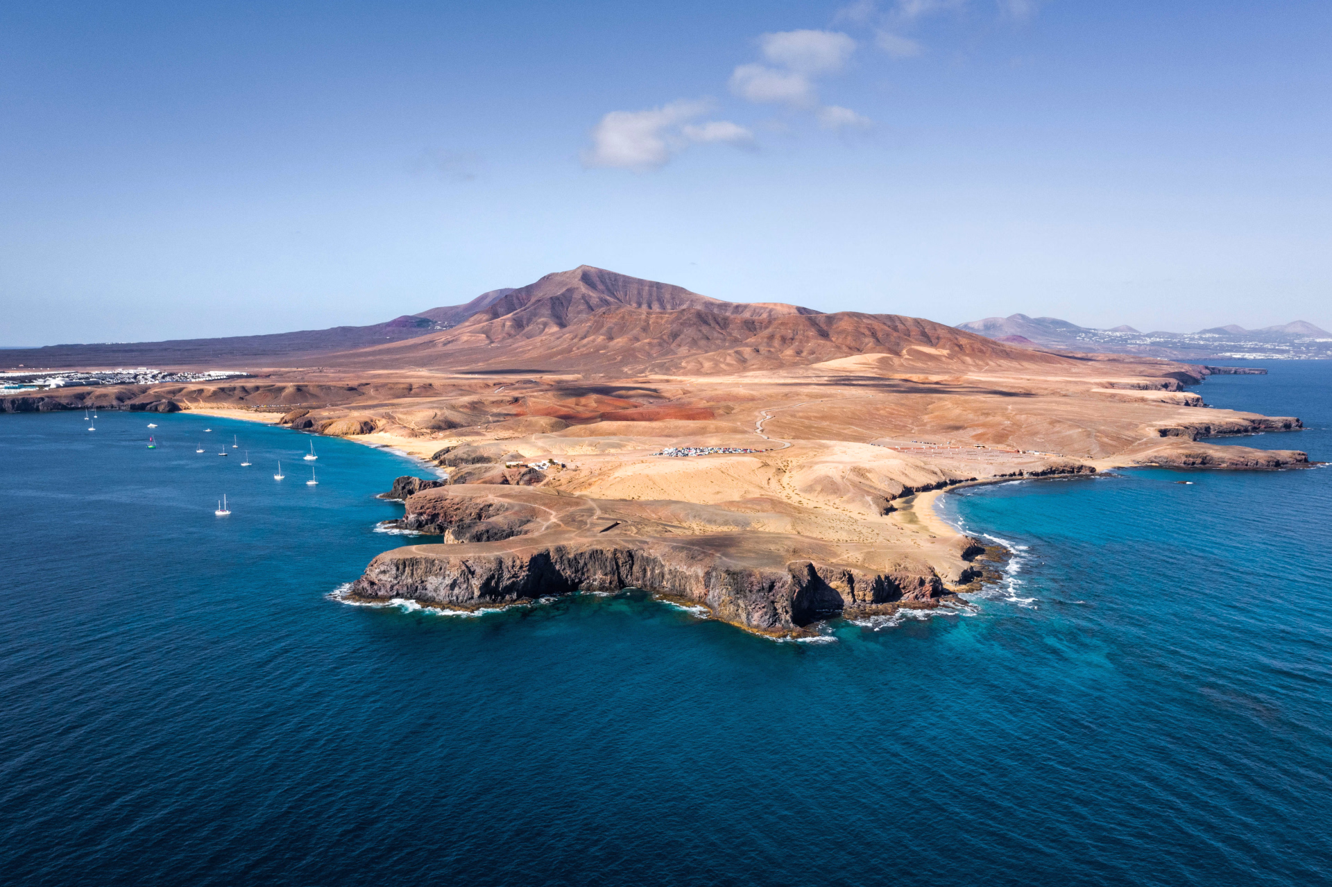 côte maritime et montagne en arrière plan à Lanzarote