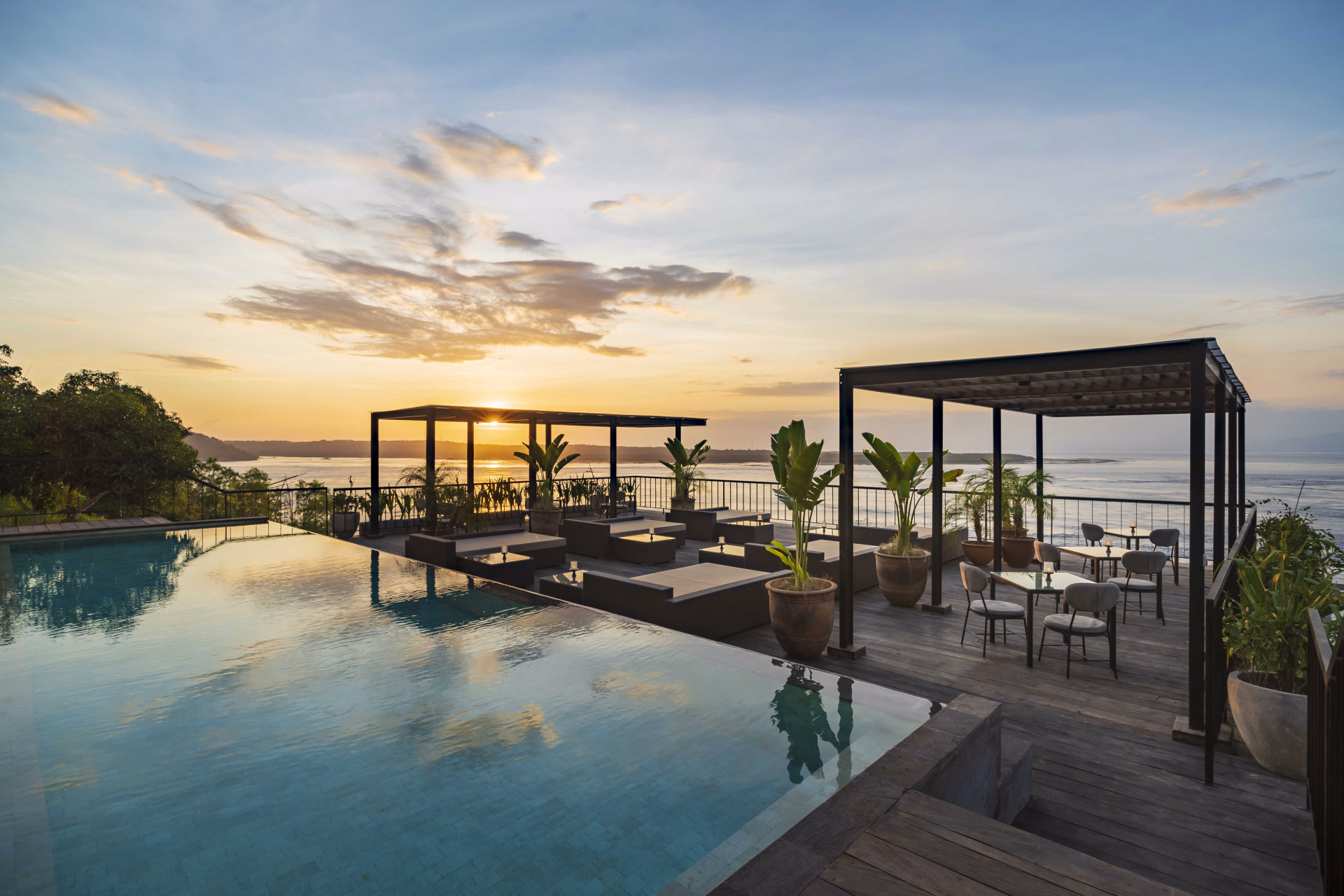 Coucher de soleil sur la piscine à débordement