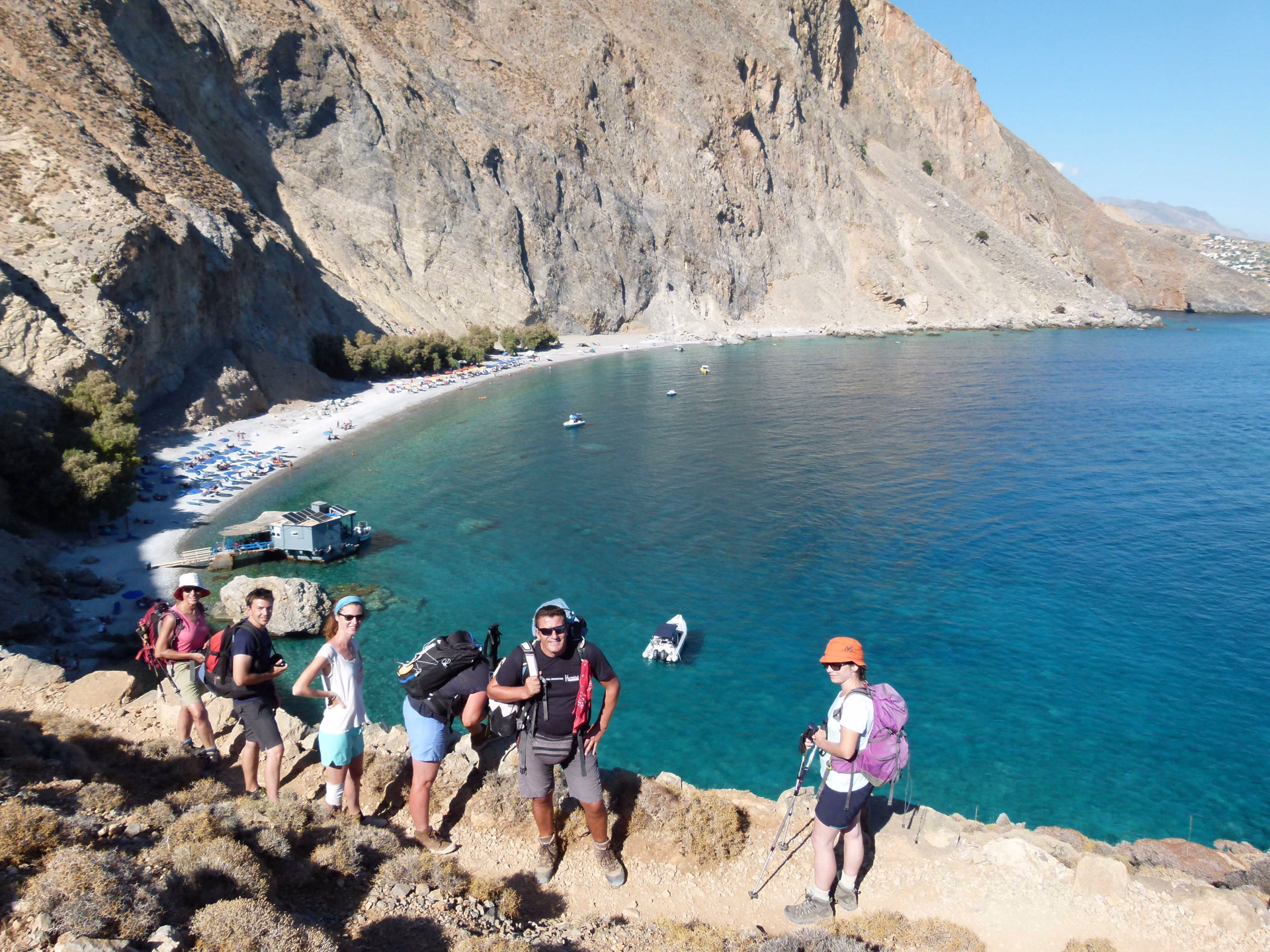 Randonneurs devant vue sur la mer, Imbros Glyka Nera Loutro