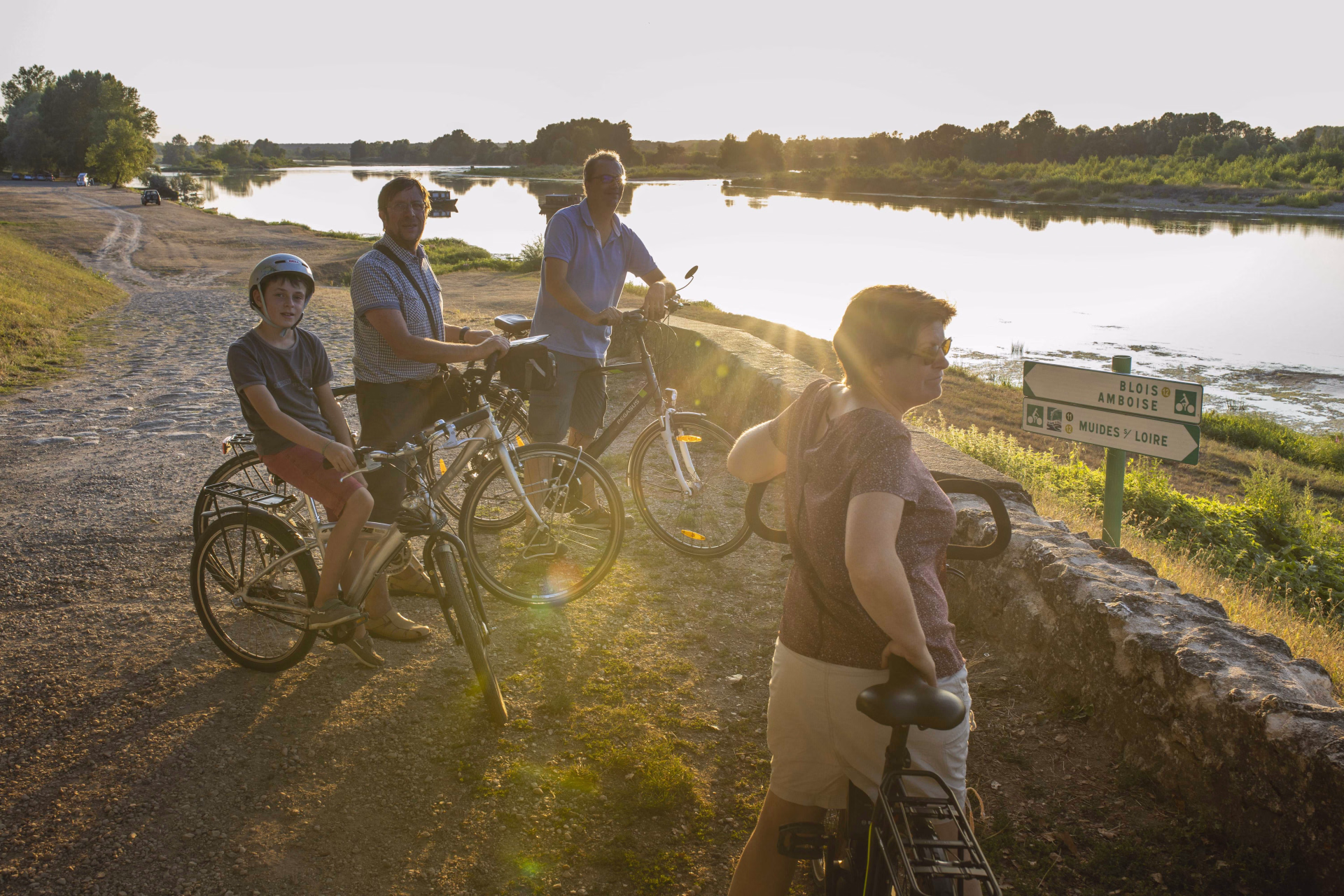 Cycliste regardant la Loire à St Dyé