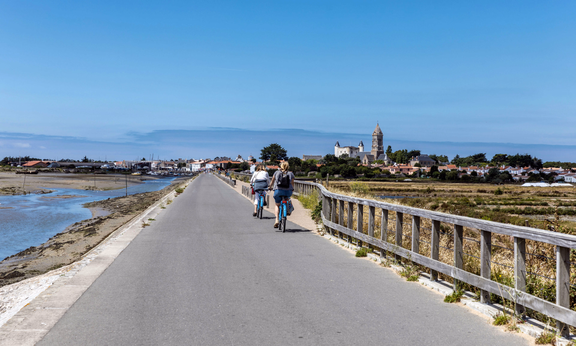 Cyclistes sur l'allée Jacobsen à Noirmoutier