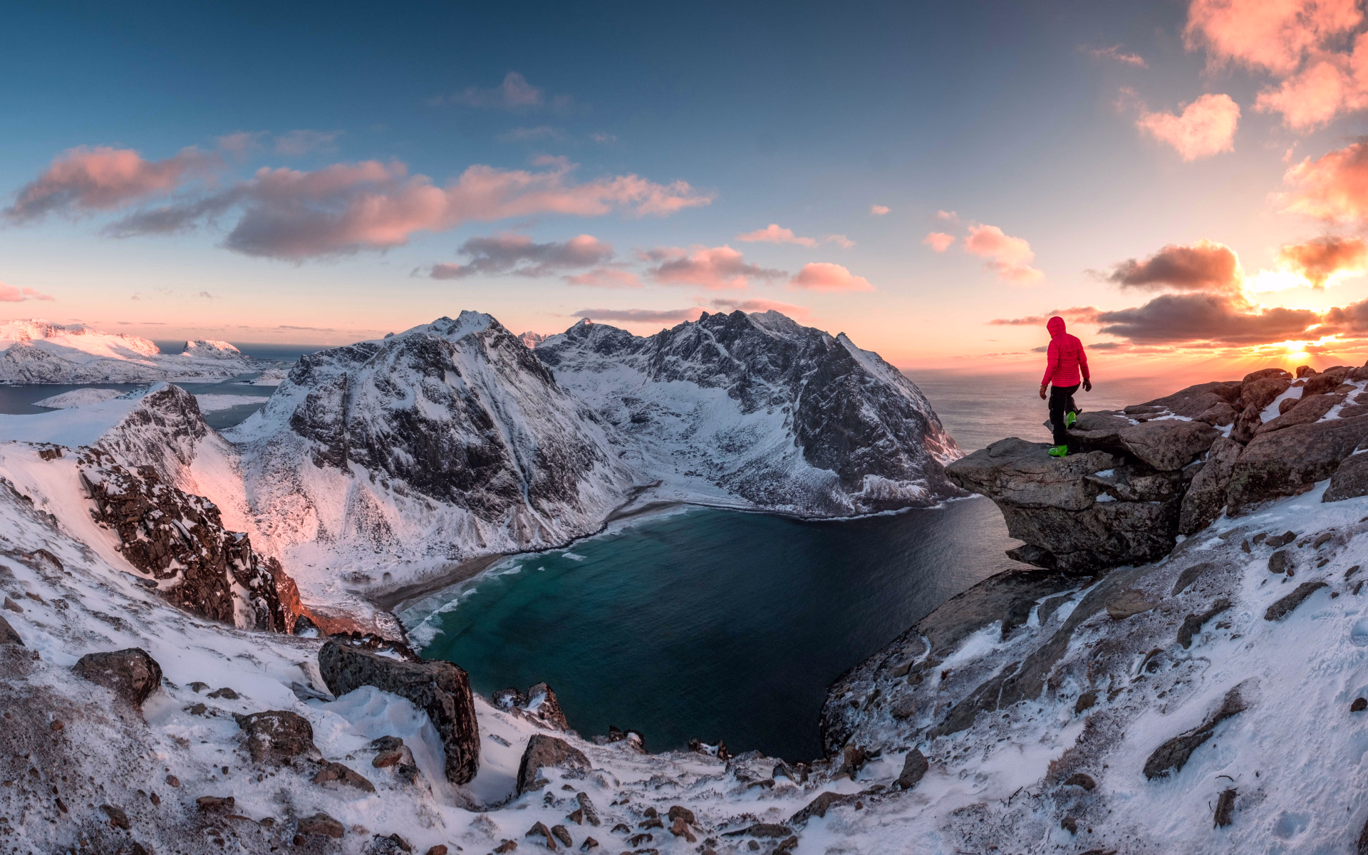 Depuis le Mont Ryten, vue sur Kvalvika, Lofoten Norvège