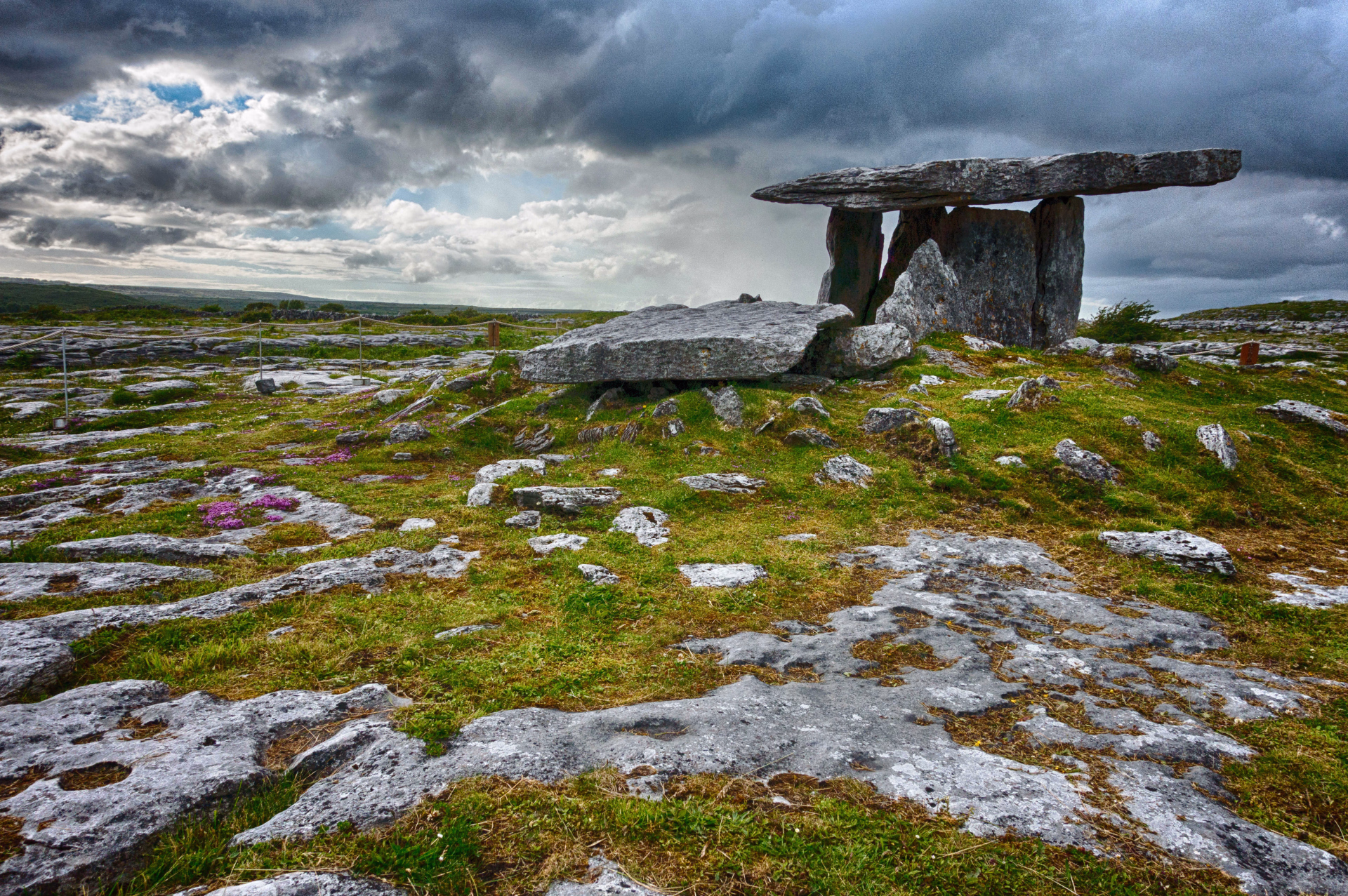 Dolmen de Poulnabrone en Irlande