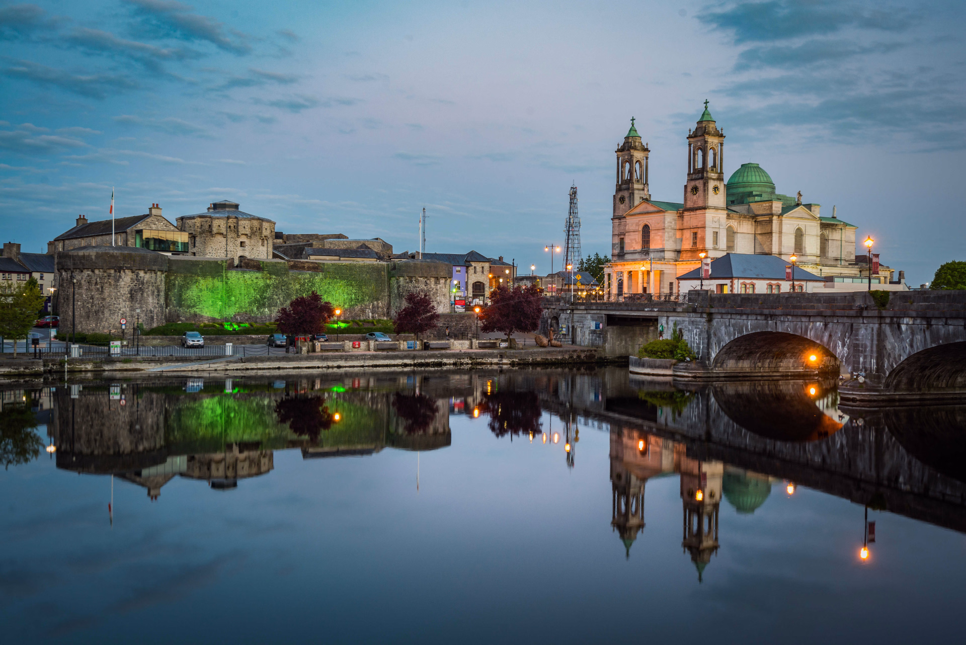 Église, château et pont d'Athlone en Irlande