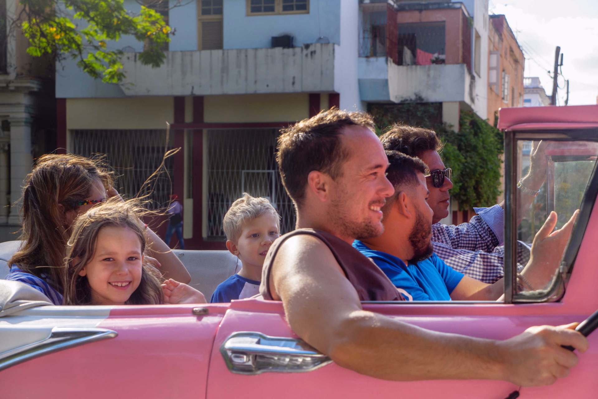 En famille dans une américaine à Cuba