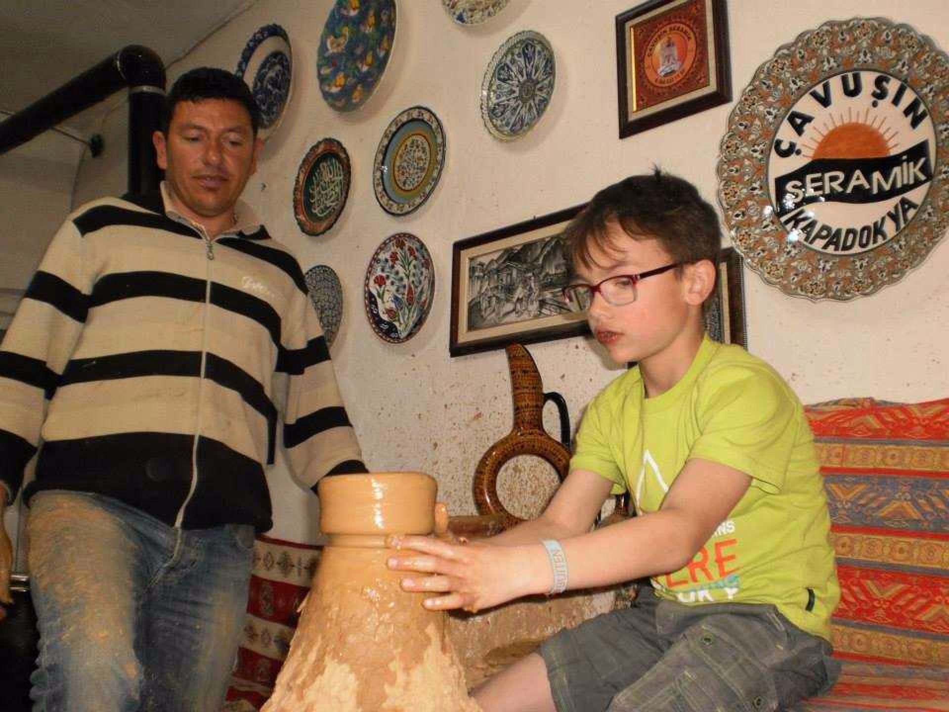 Enfant faisant de la poterie en Turquie