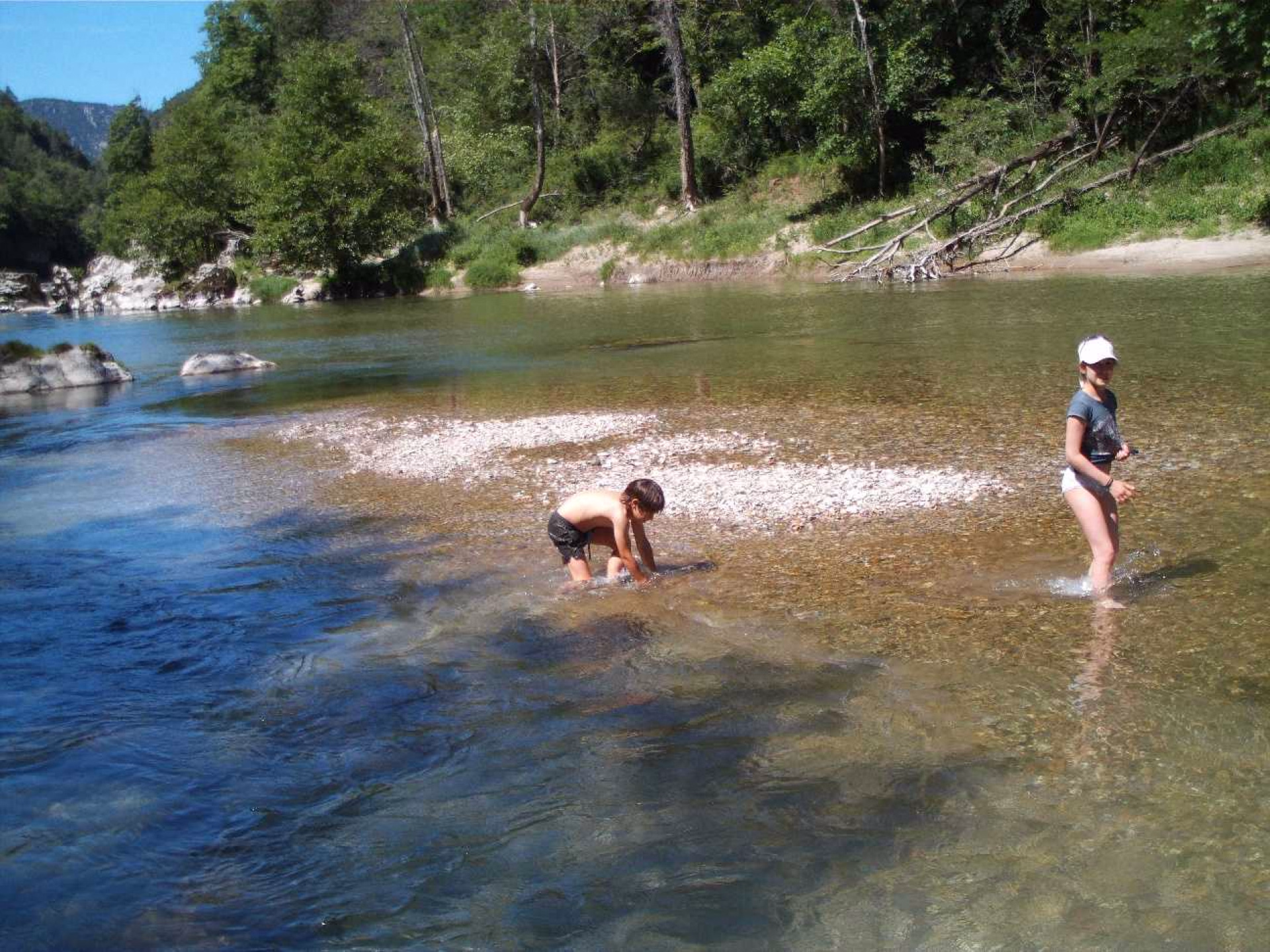 Enfants jouant dans l'eau d'un torrent