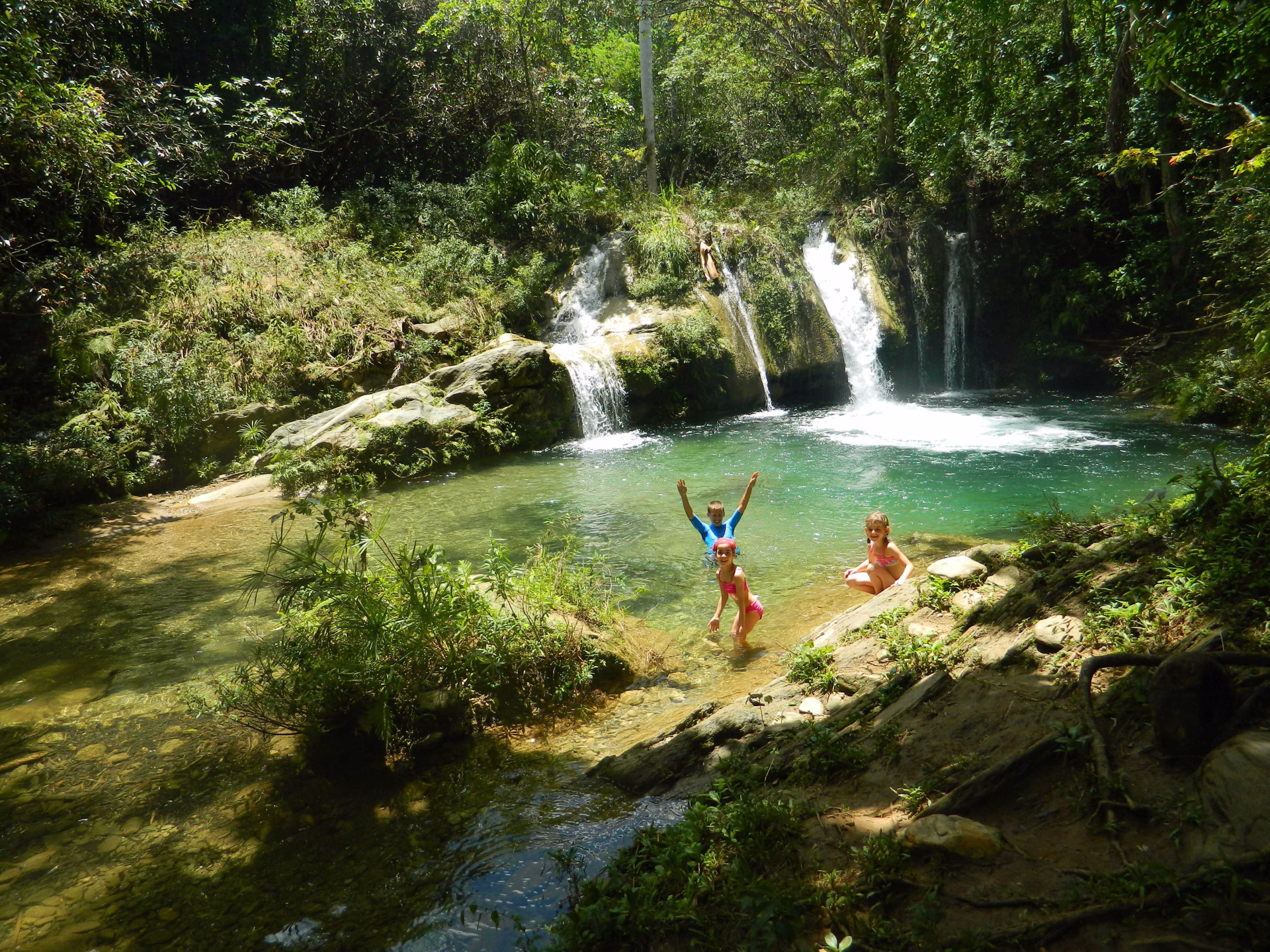 Enfants jouant dans l'eau proche d'une cascade vers Vinalès à Cuba