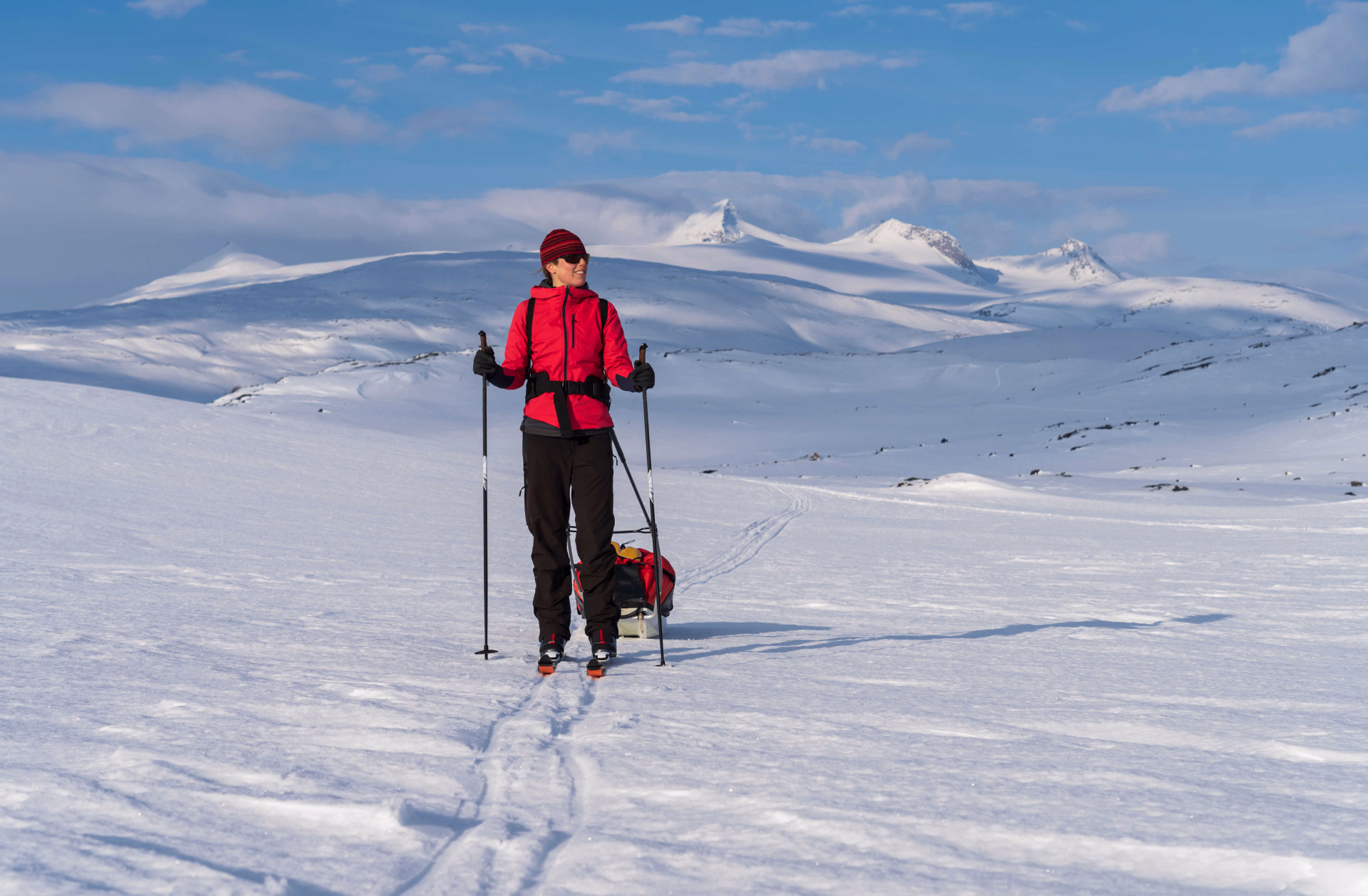 femme en ski tirant une pulka en suède