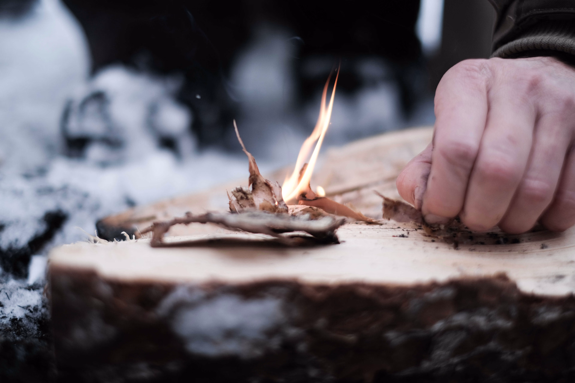 Feu de bois l'hiver en Finlande