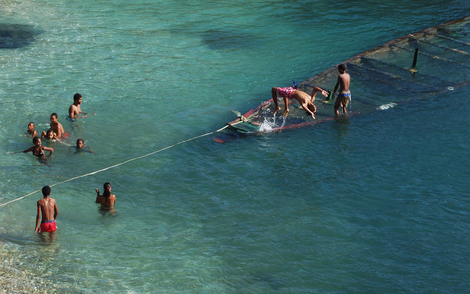 Groupe d'adolescents jouant dans l'eau au Cap vert