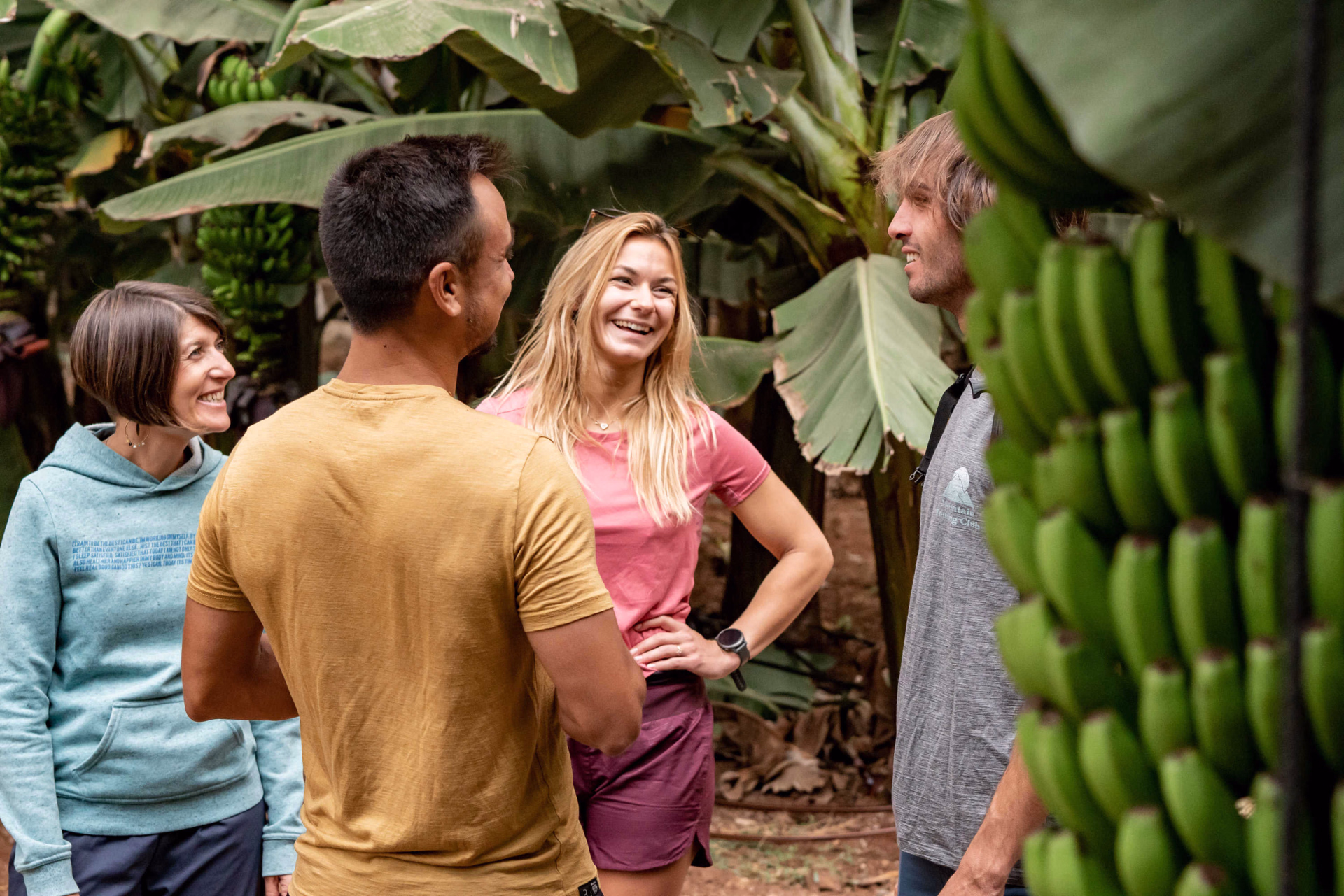 groupe de randonneurs qui rigole à la Bananeraie de Finca Margarita sur l'ile de Teneris