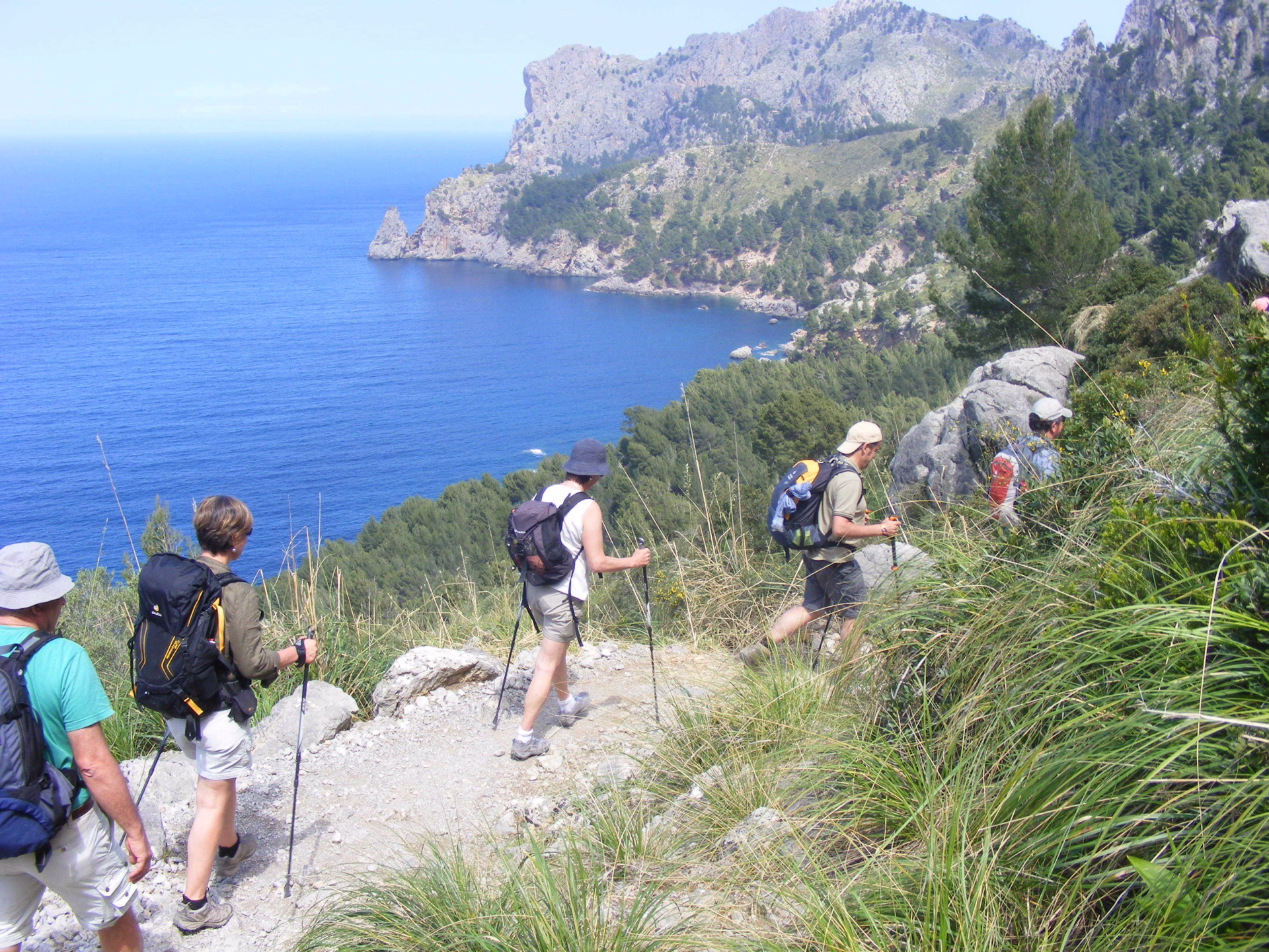 Groupe de randonneurs sur les cotes des Baléares