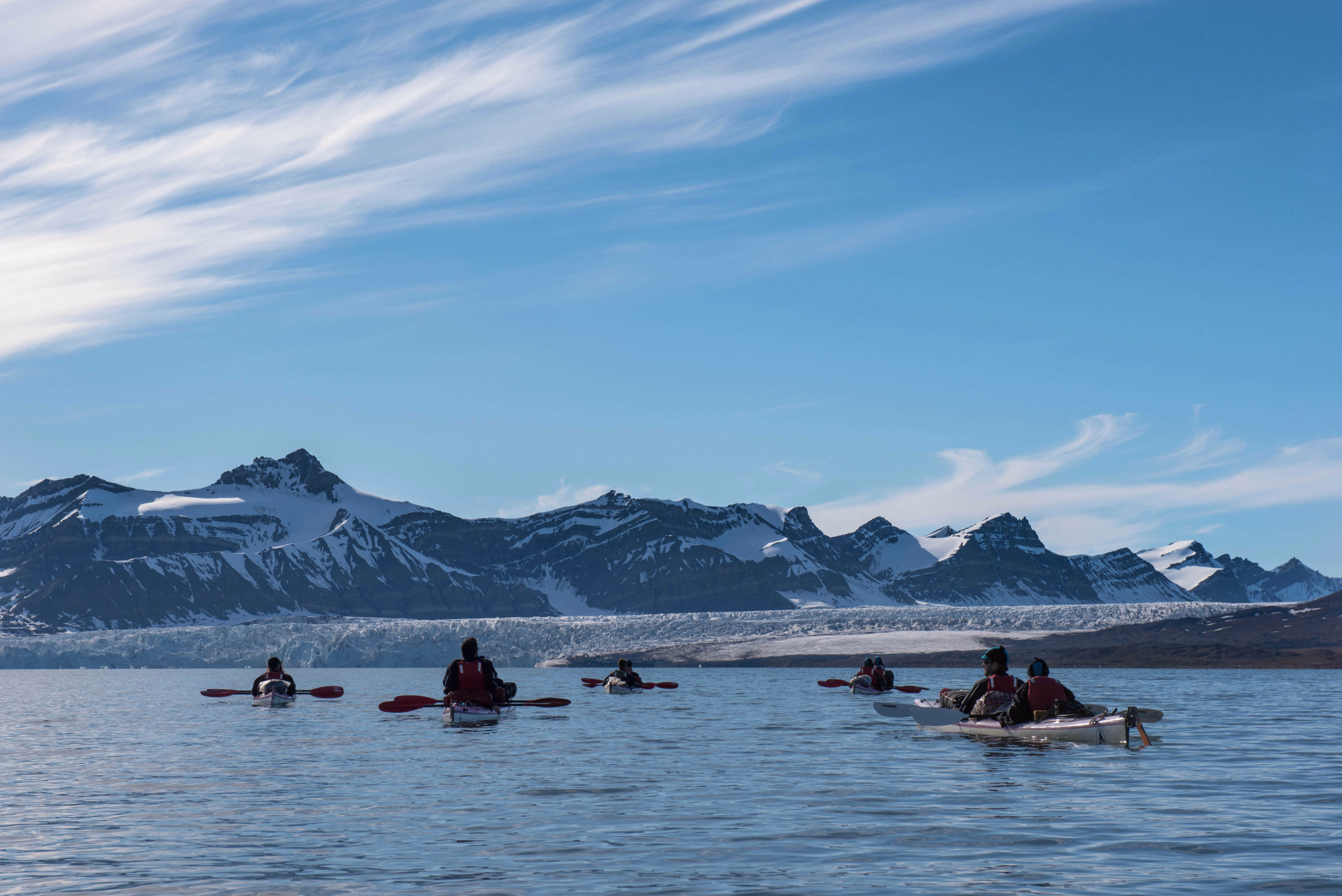 Kayak de mer dans la baie de Svéa, Svalbard