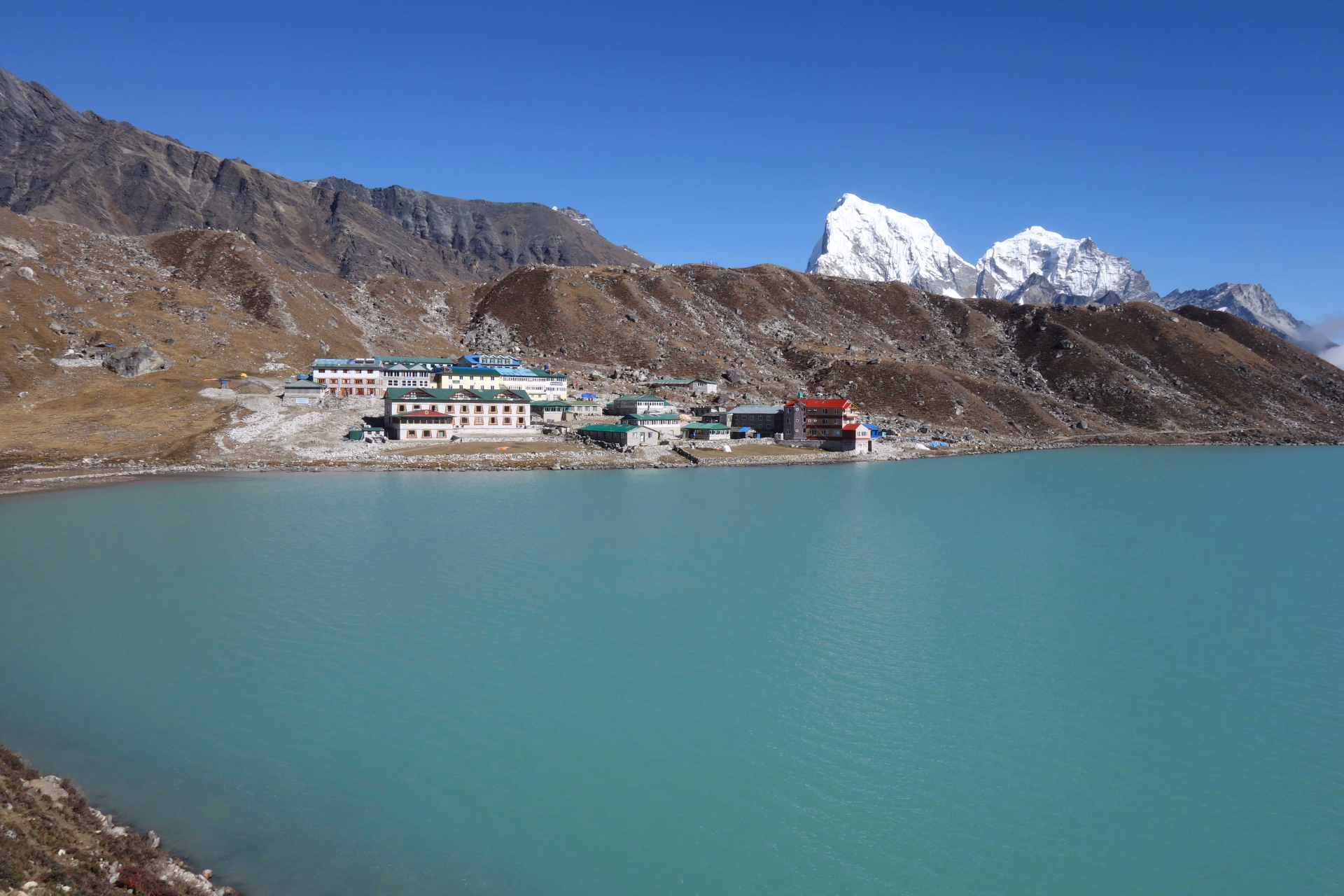 Gokyo et son lac, devant le sommet du Cholatse