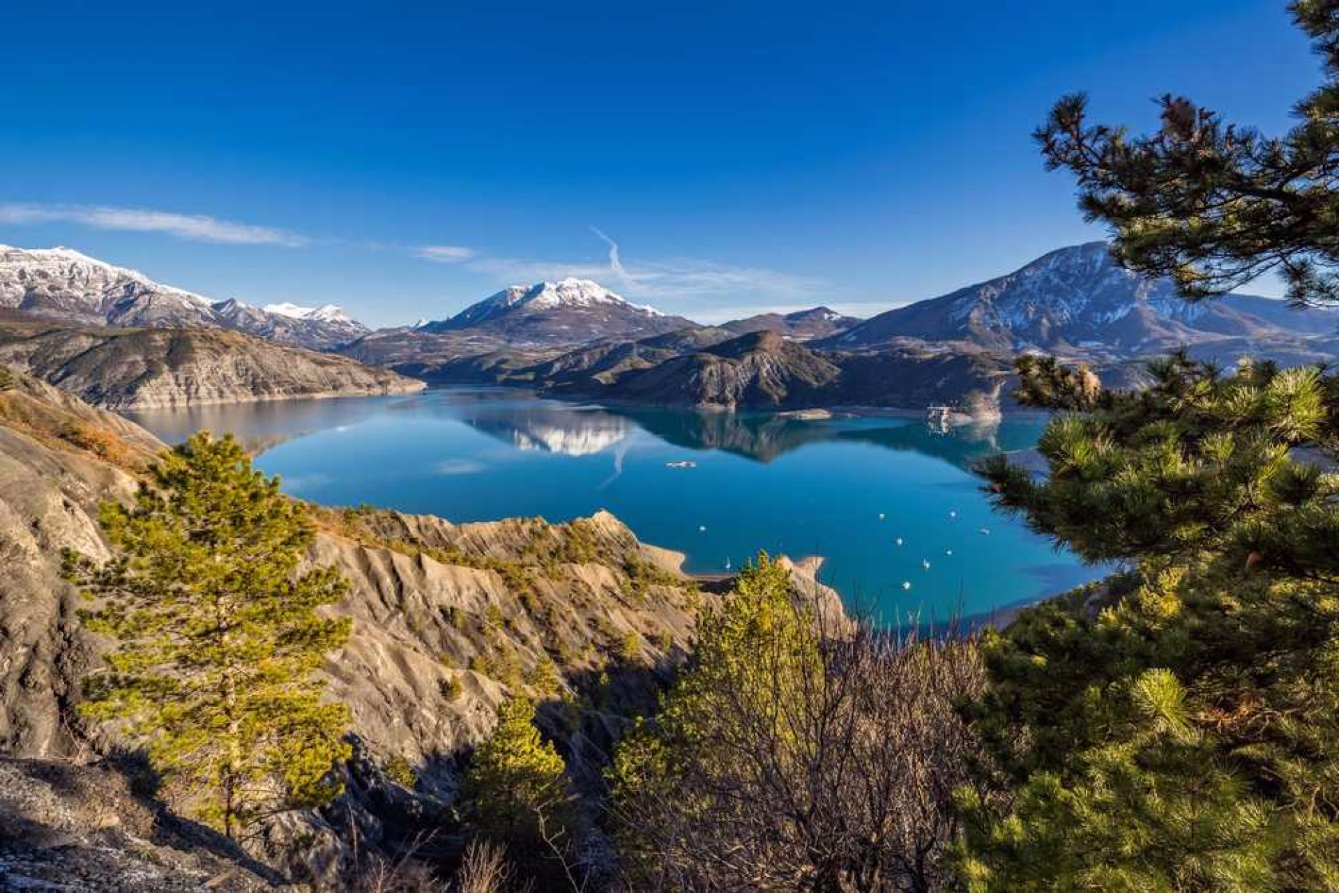 lac de serre poncon en hiver