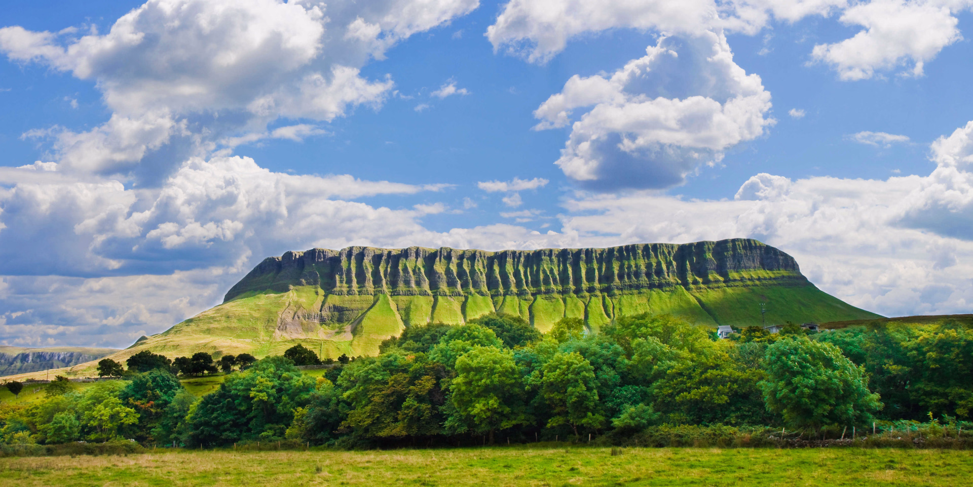 Le sommet tabulaire du Ben Bulben en Irlande