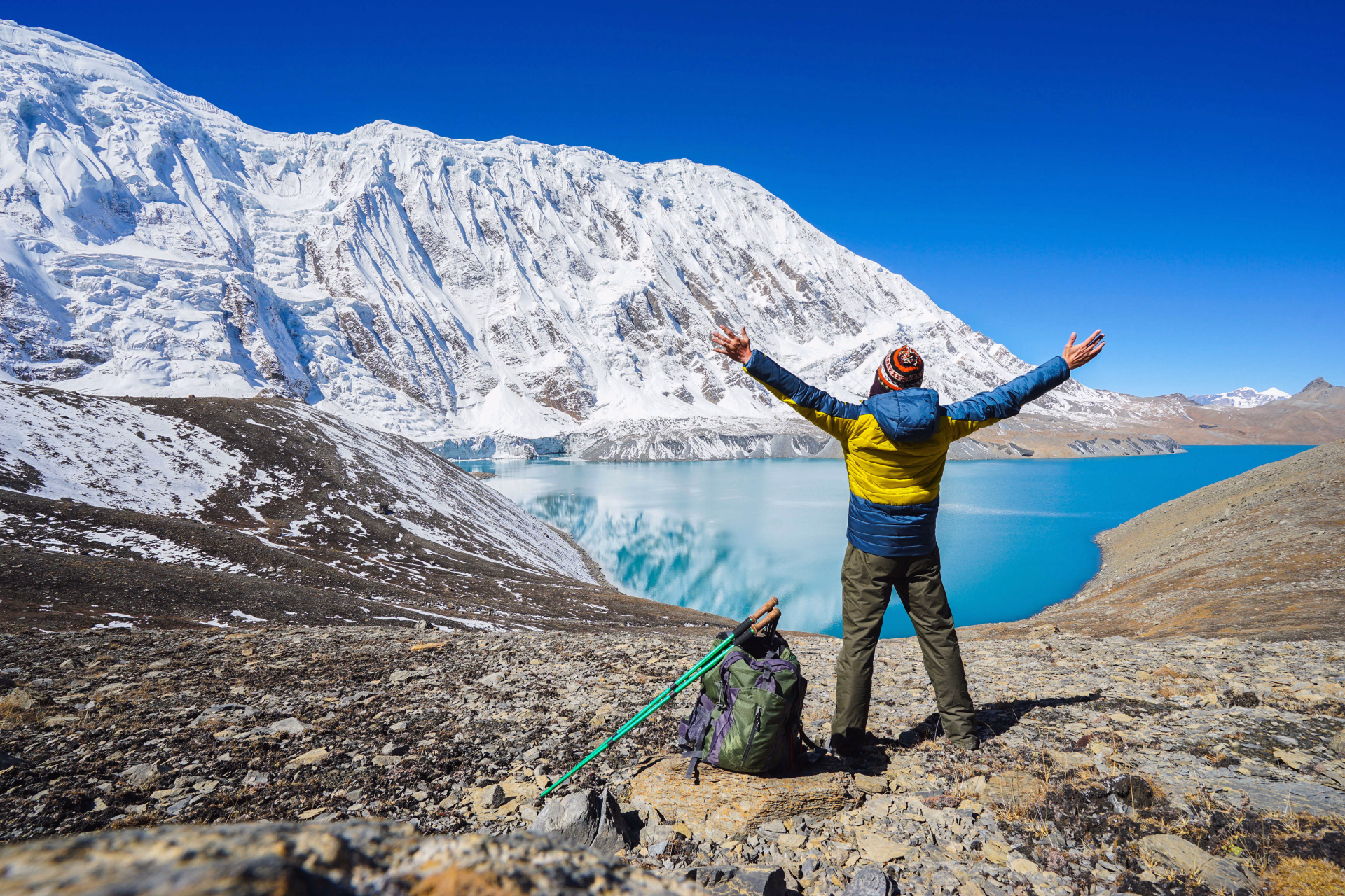 Marcheur contente au lac Tilicho