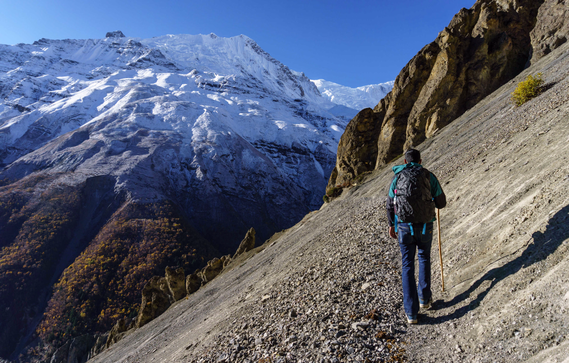 Marcheur en route pour le lac Tilicho