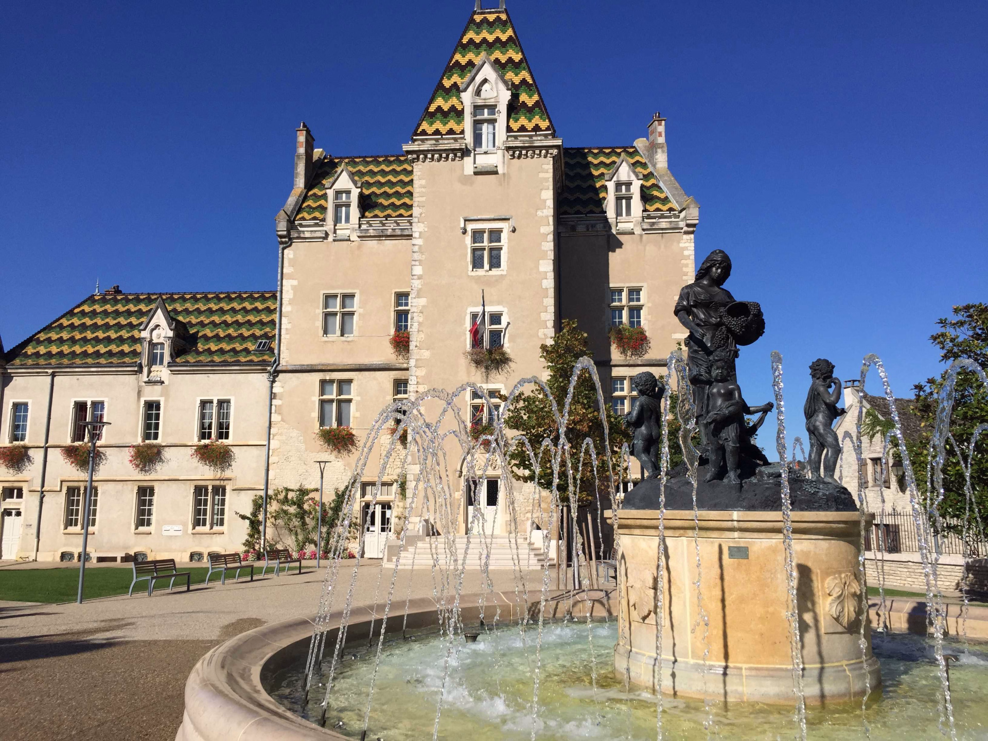 Domaine de Meursault en arrière plan et fontaine sculptée au premier plan