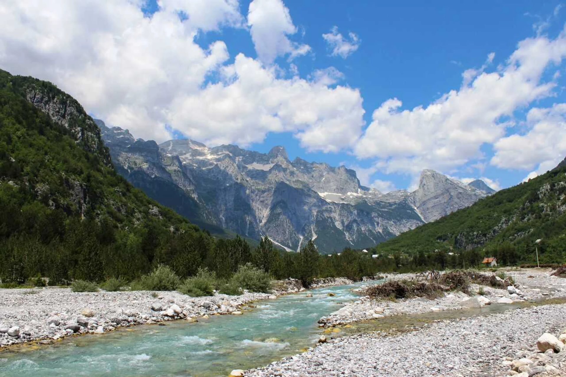 Paysage de montagnes blanches albanaises