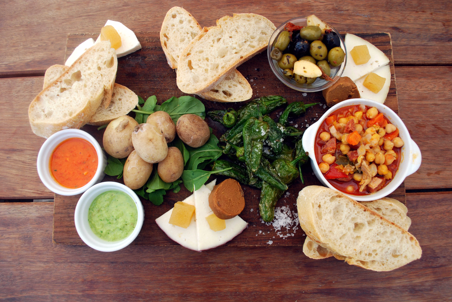 plat de tapas avec olive, fromage, houmous