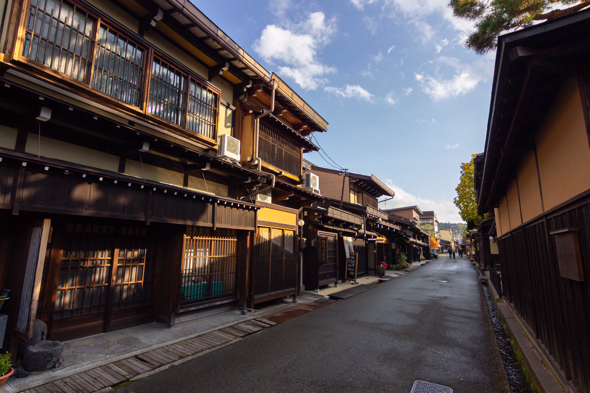 Plongé dans le rue de Takayama