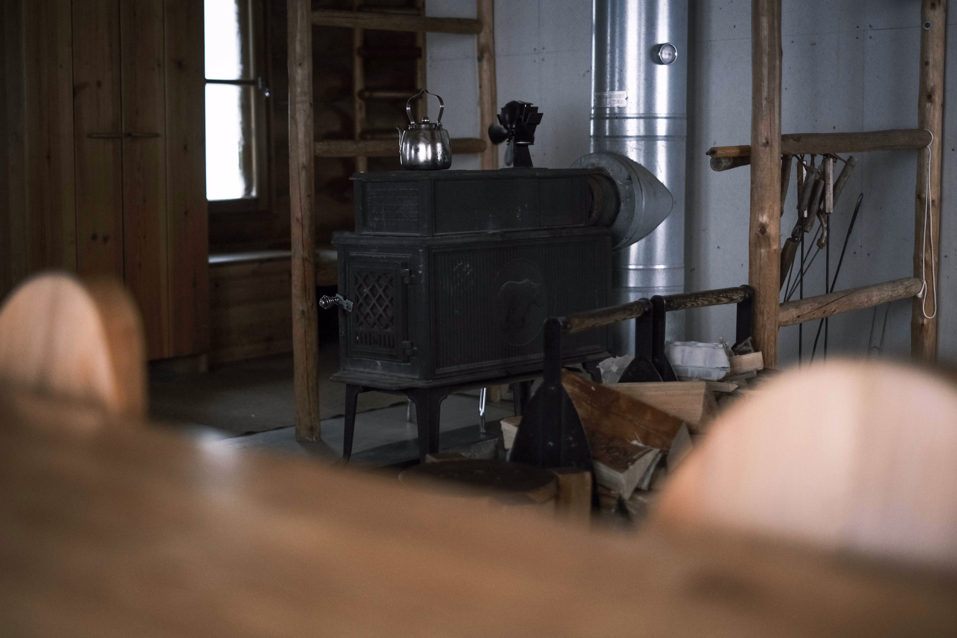 Pôele à bois dans les cabanes de trappeur en Finlande