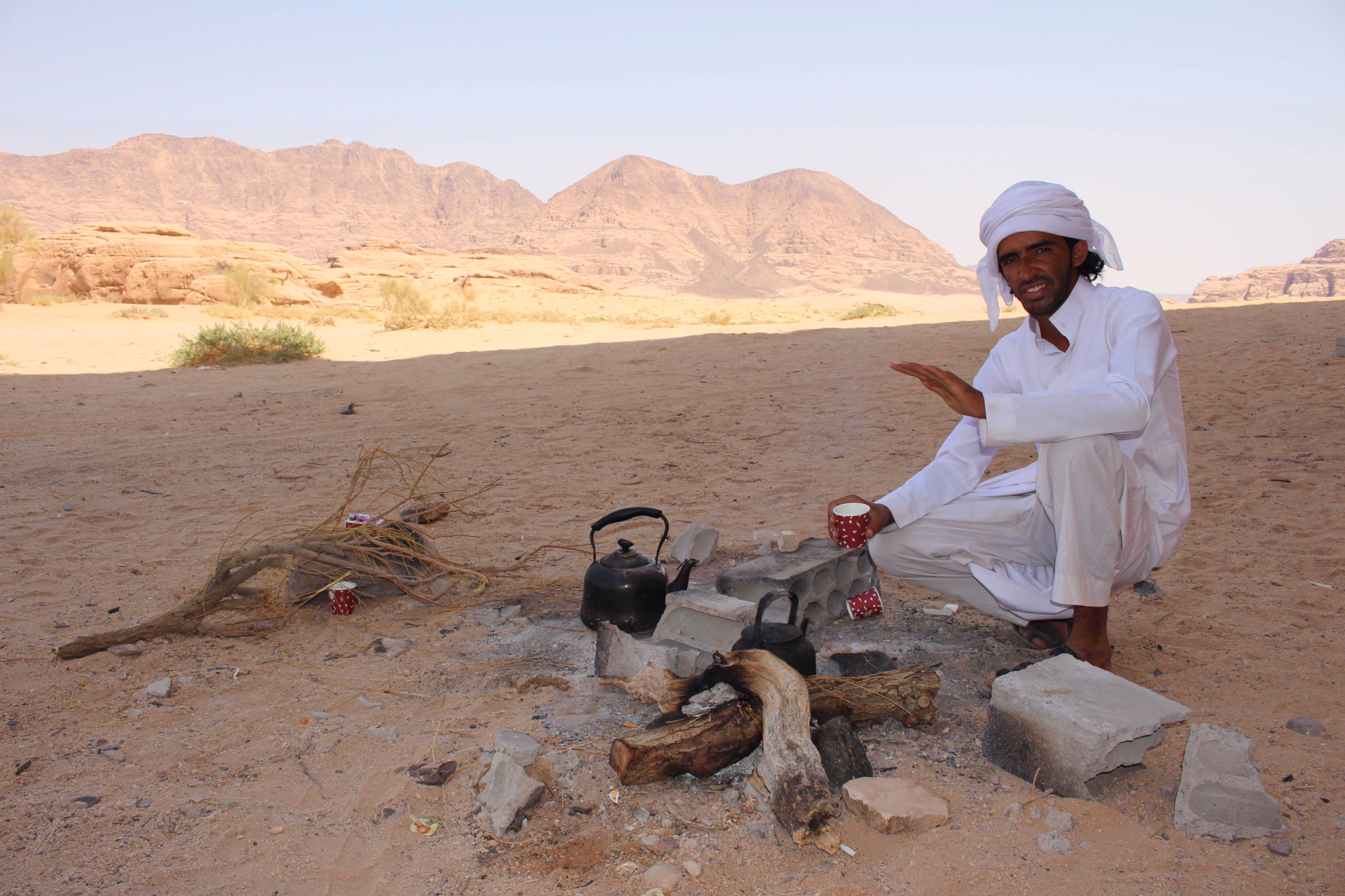 Préparation du thé par notre équipe locale dans le Wadi Rum