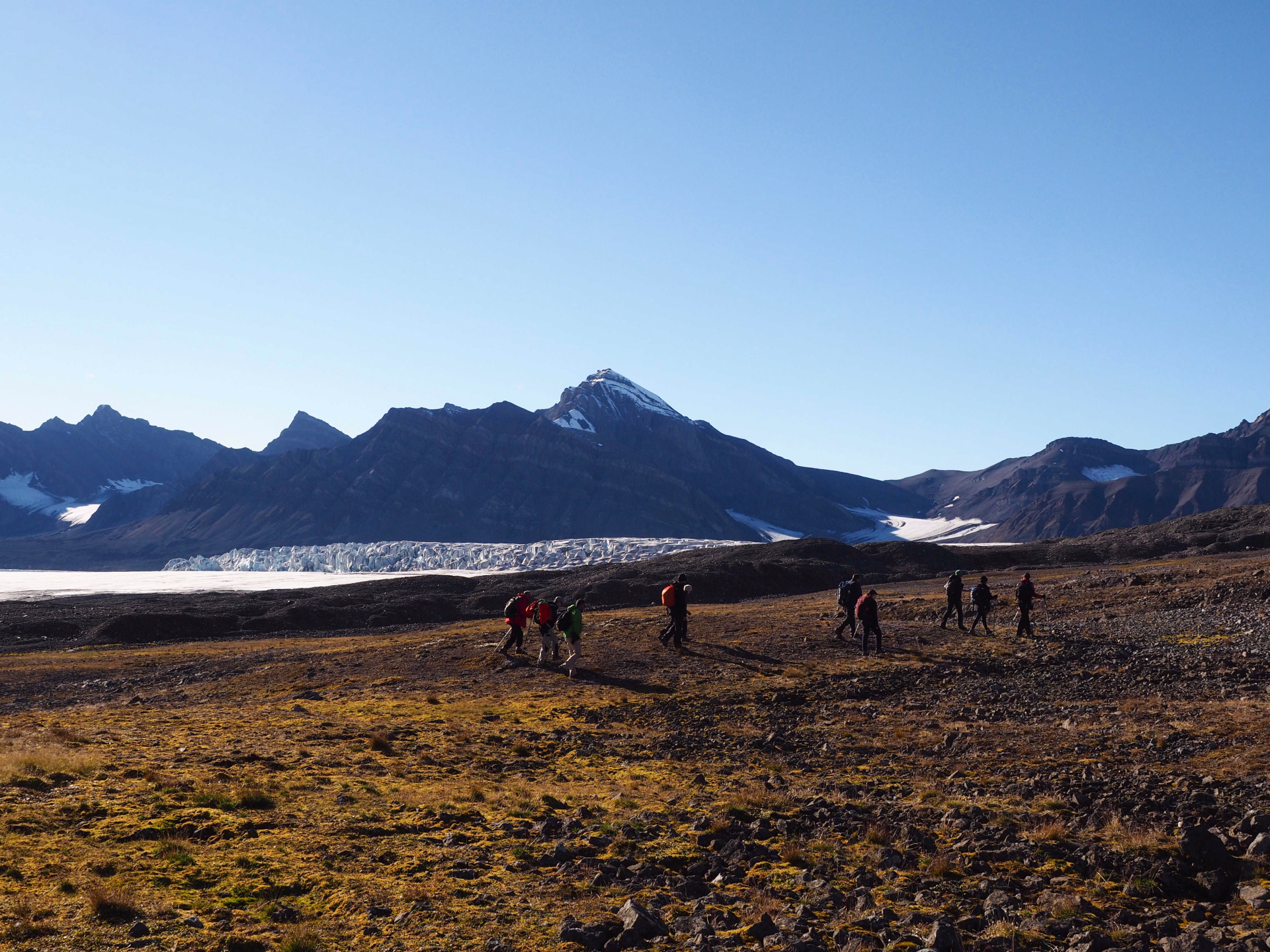 Randonnée dans la toundra arctique dans le grand nord