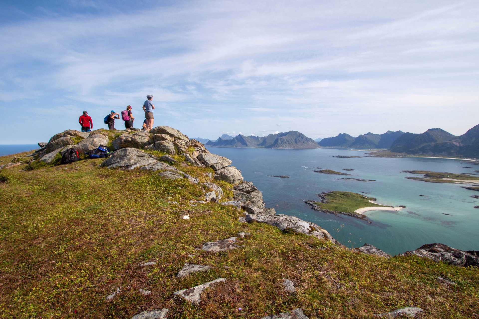 Randonnée dans les îles Lofoten et vue sur la plage Yttersand