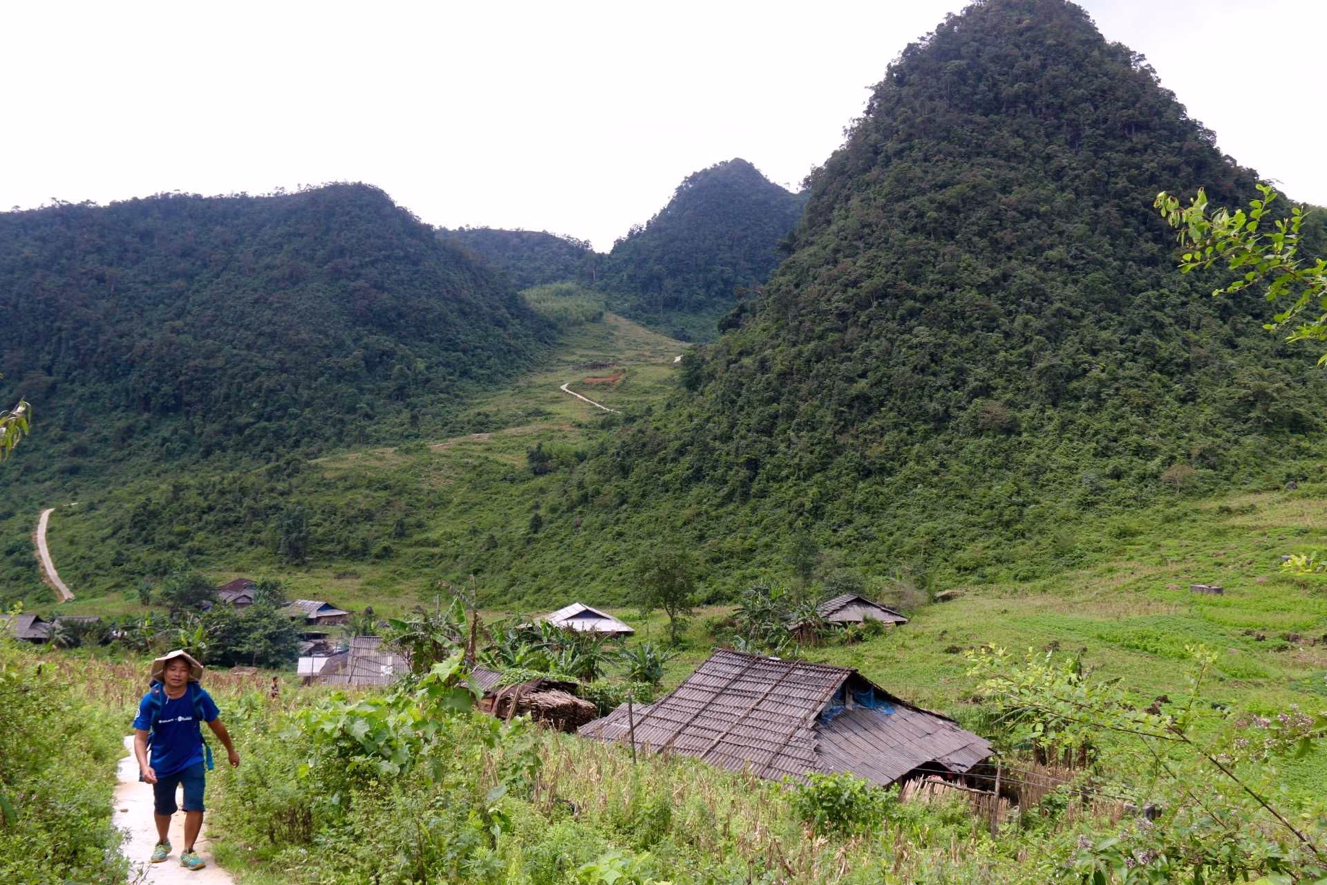 Randonneur dans les rizières au Vietnam