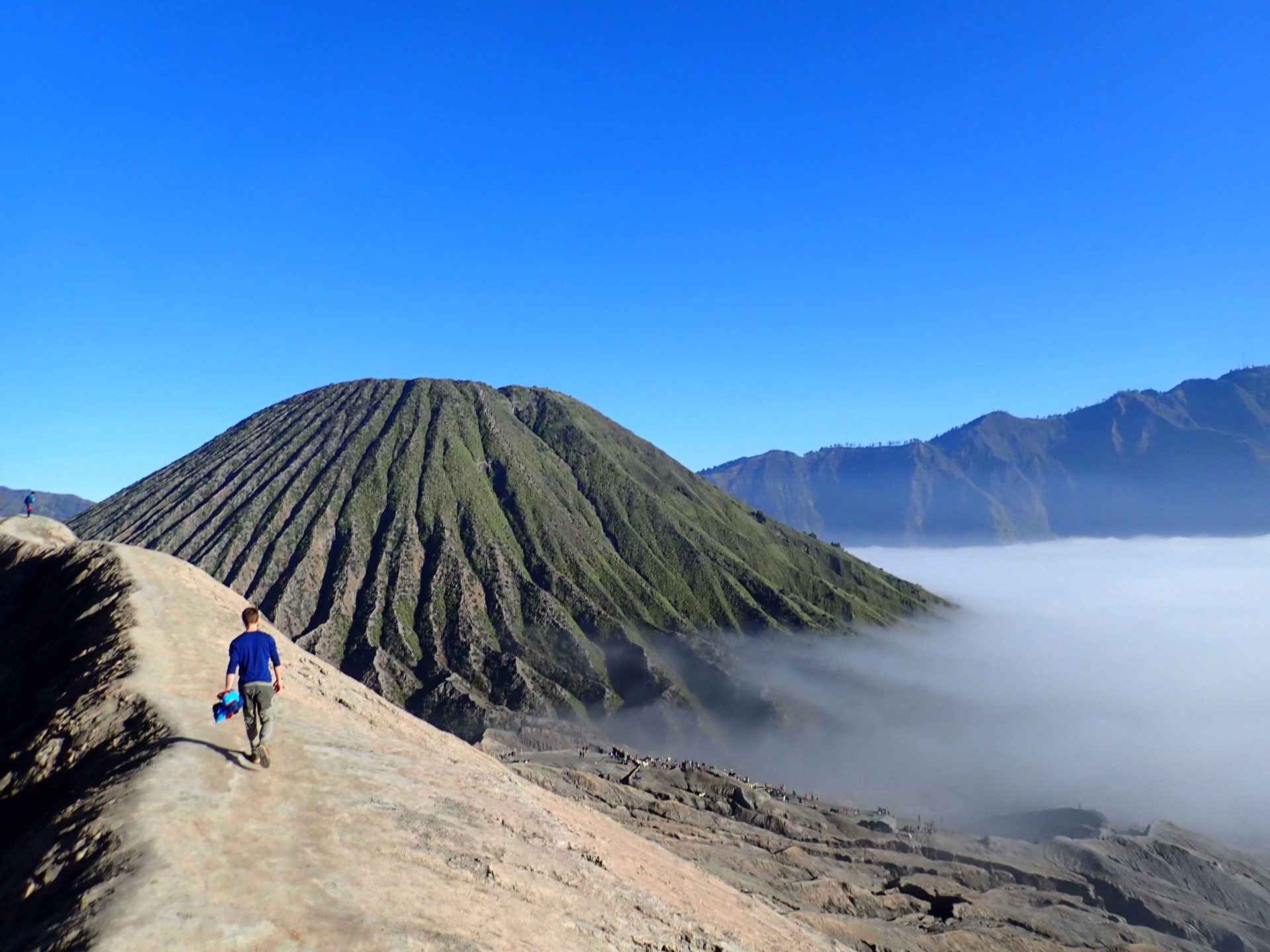 Randonneur devant le volcan Bromo