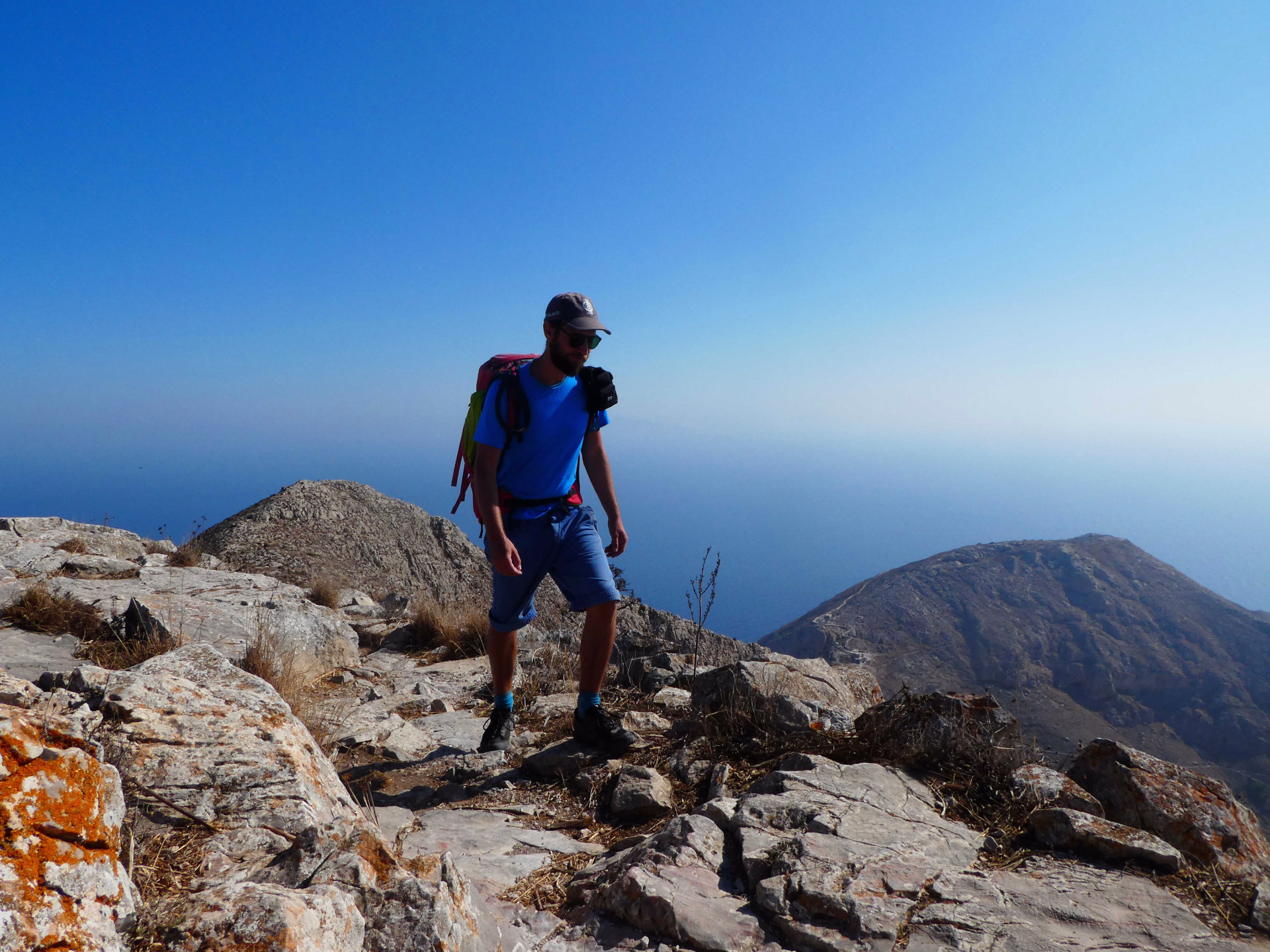 Randonneur sur les hauteurs de Santorin