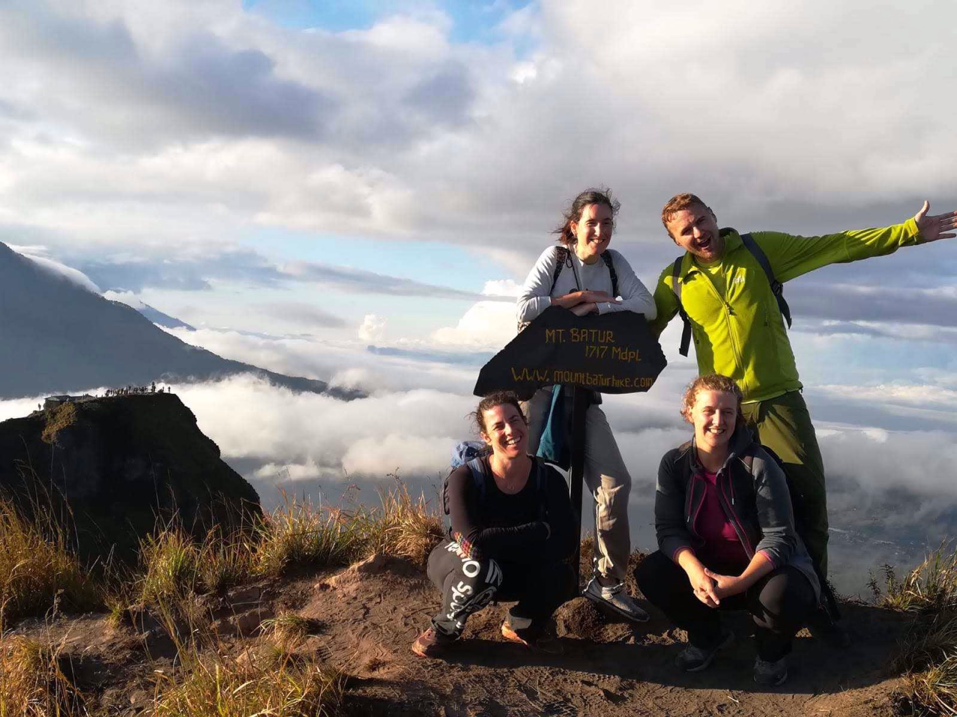 Randonneurs au sommet du mont Batur