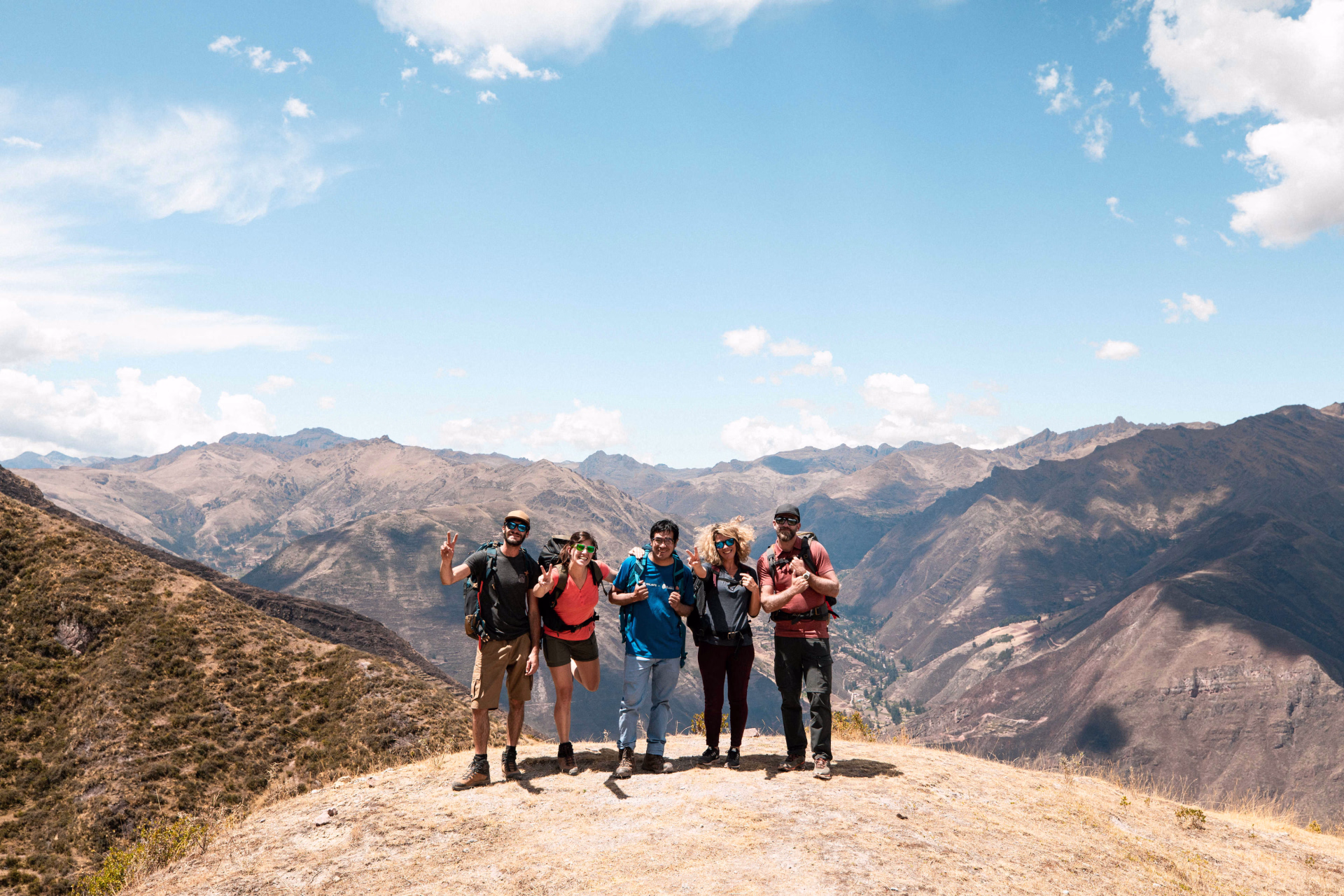 Randonneurs dans la vallée sacrée avec notre guide