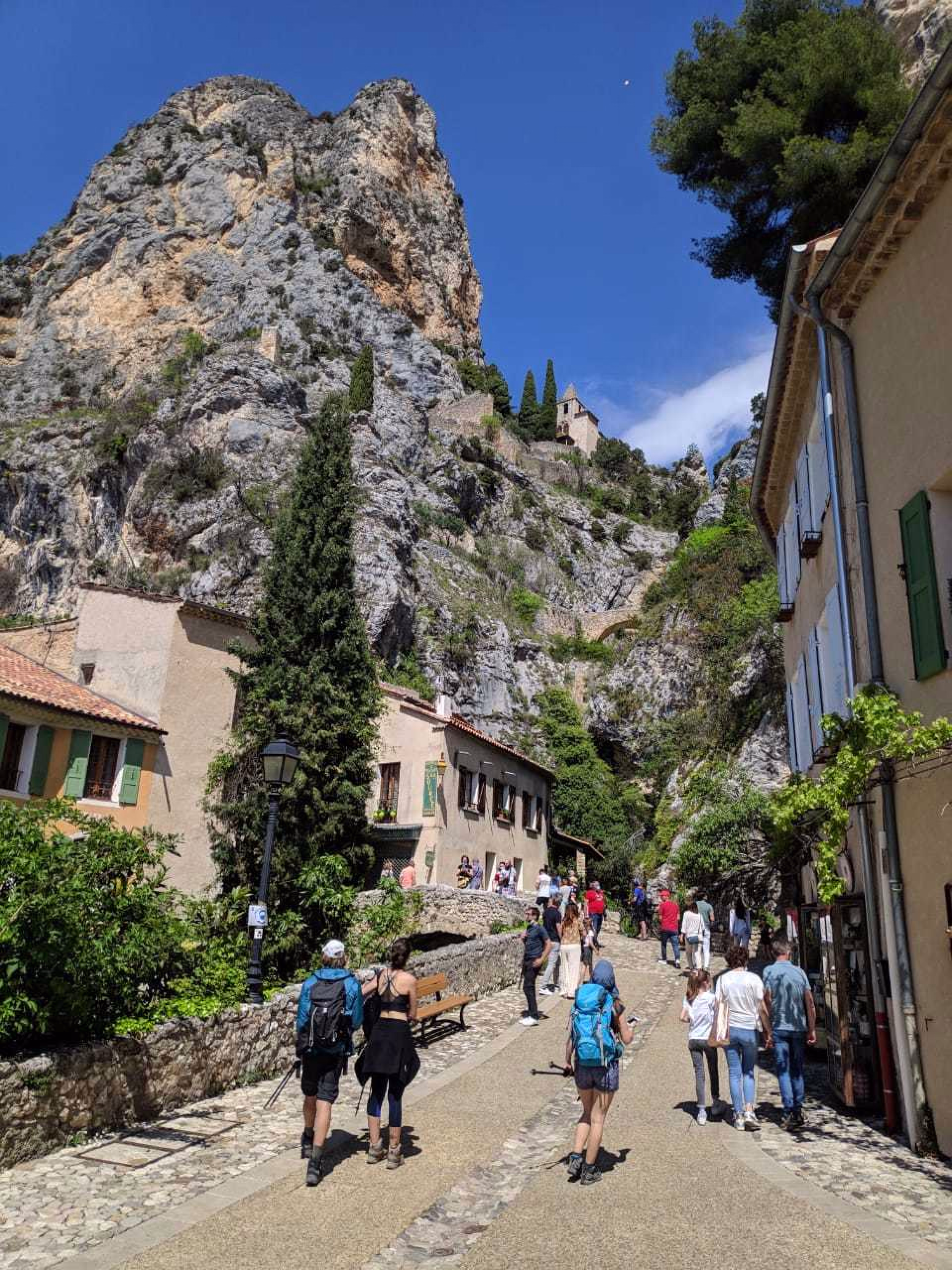Randonneurs dans le village de Moustiers