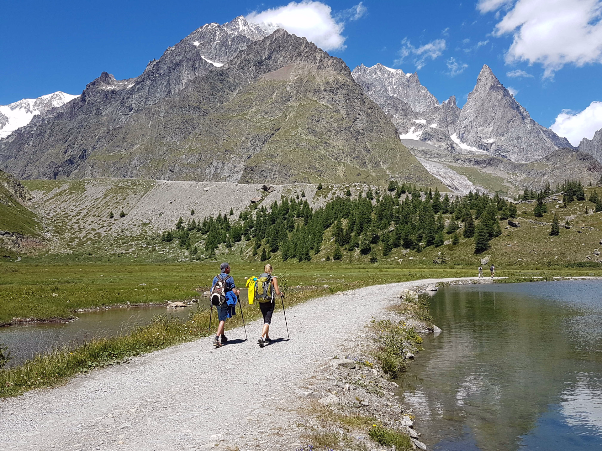 Randonneurs sur le Tour du Mont blanc, Alpes du nord