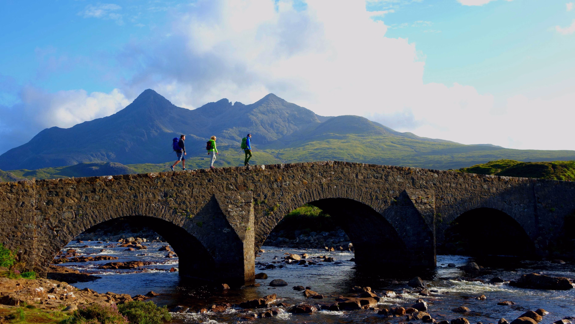 Randonneurs sur un pont en pierre en Ecosse