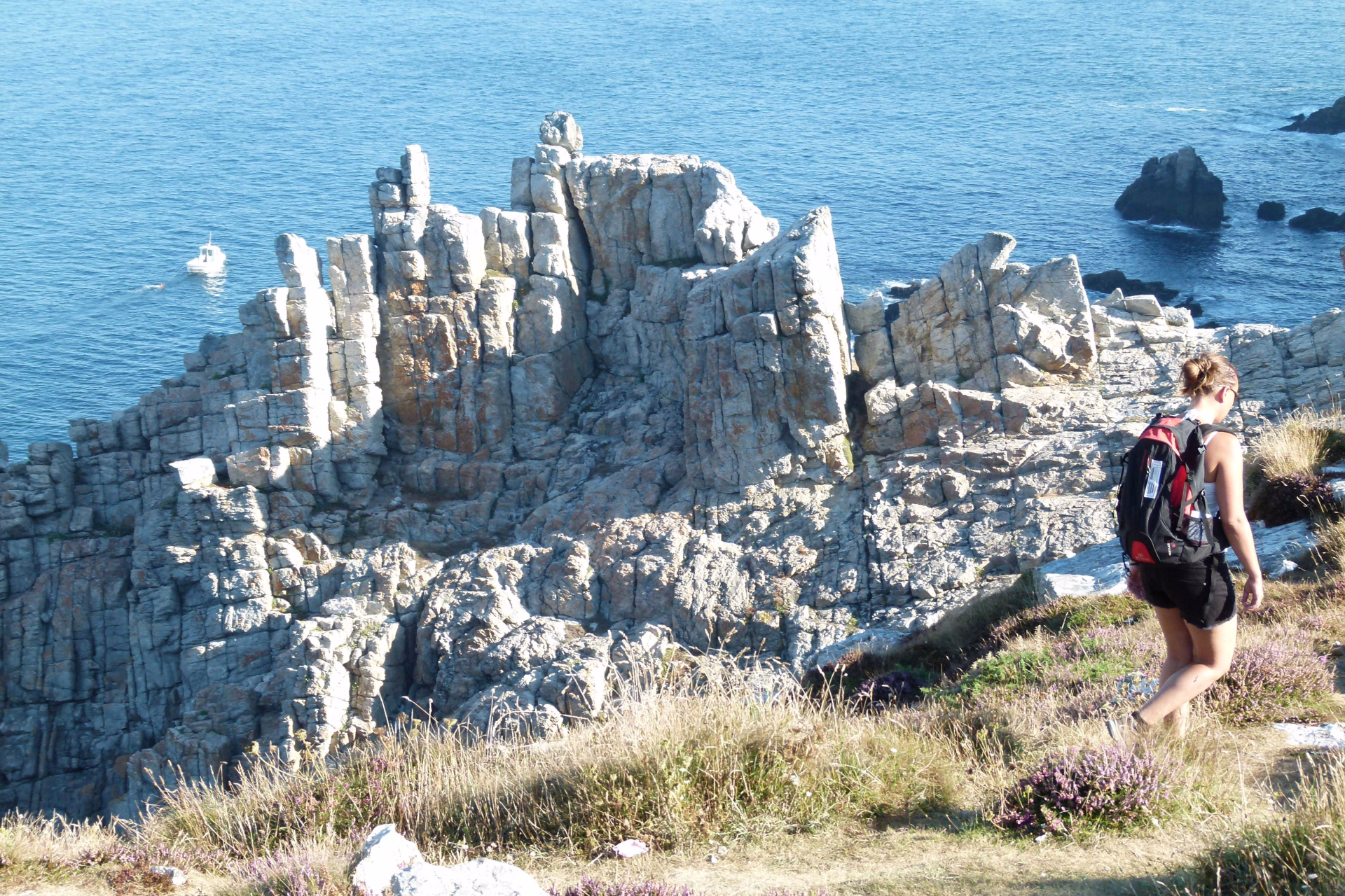 randonneuse sur sentier en bord de mer