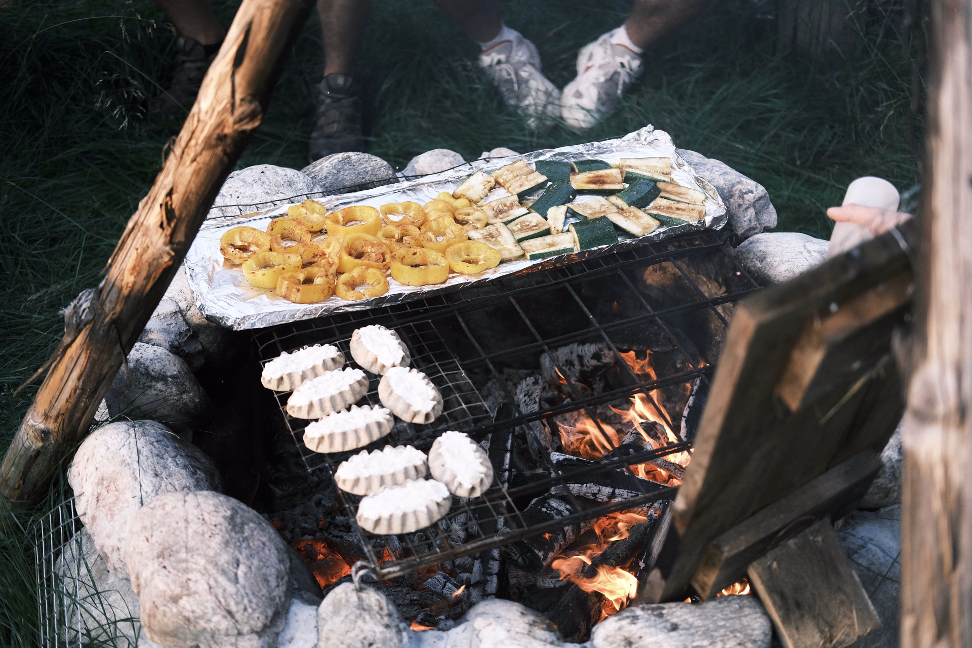 Repas au feu de bois en Finlande l'été